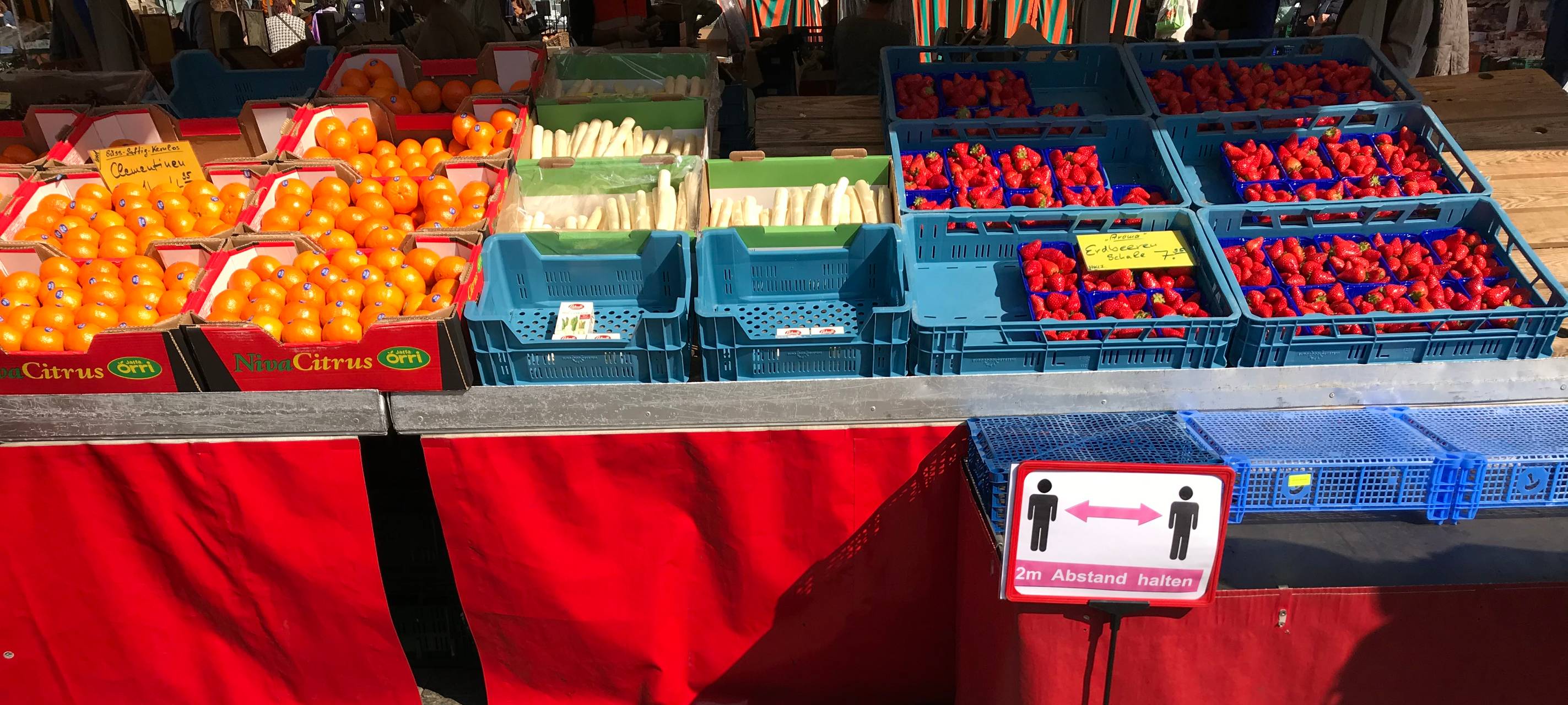 Neue Maßnahmen sollen Corona-Ausbreitung verhindern: Mehr Abstand auf dem Wochenmarkt auf dem Hansaplatz.