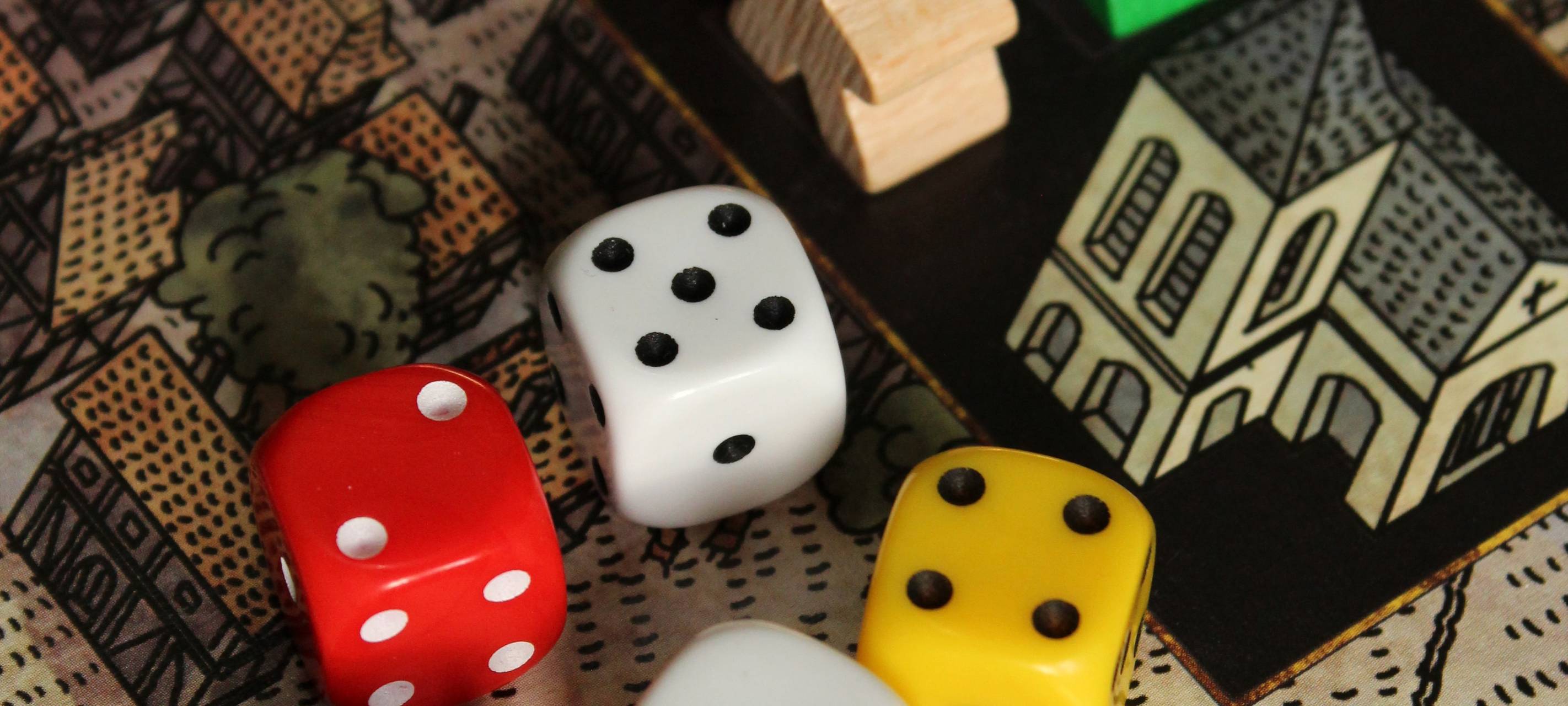 Würfel und Spielsteine.