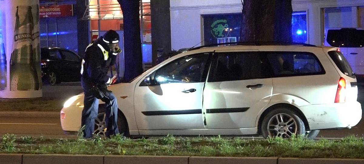 Polizei kontrolliert Autofahrer auf dem Dortmunder Wallring.