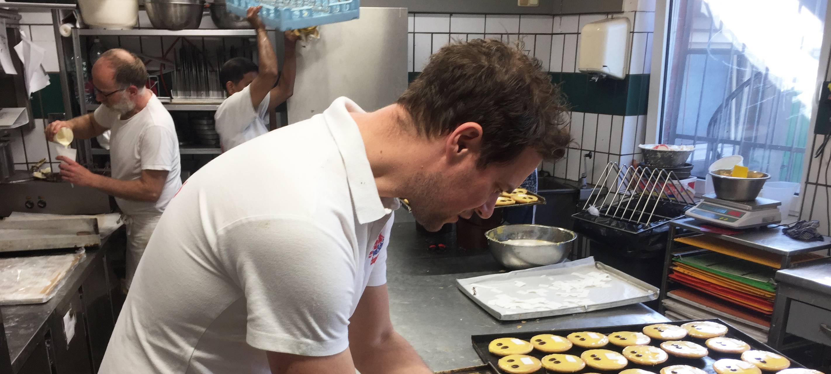 Amerikaner-Gebäck mit Mundschutz