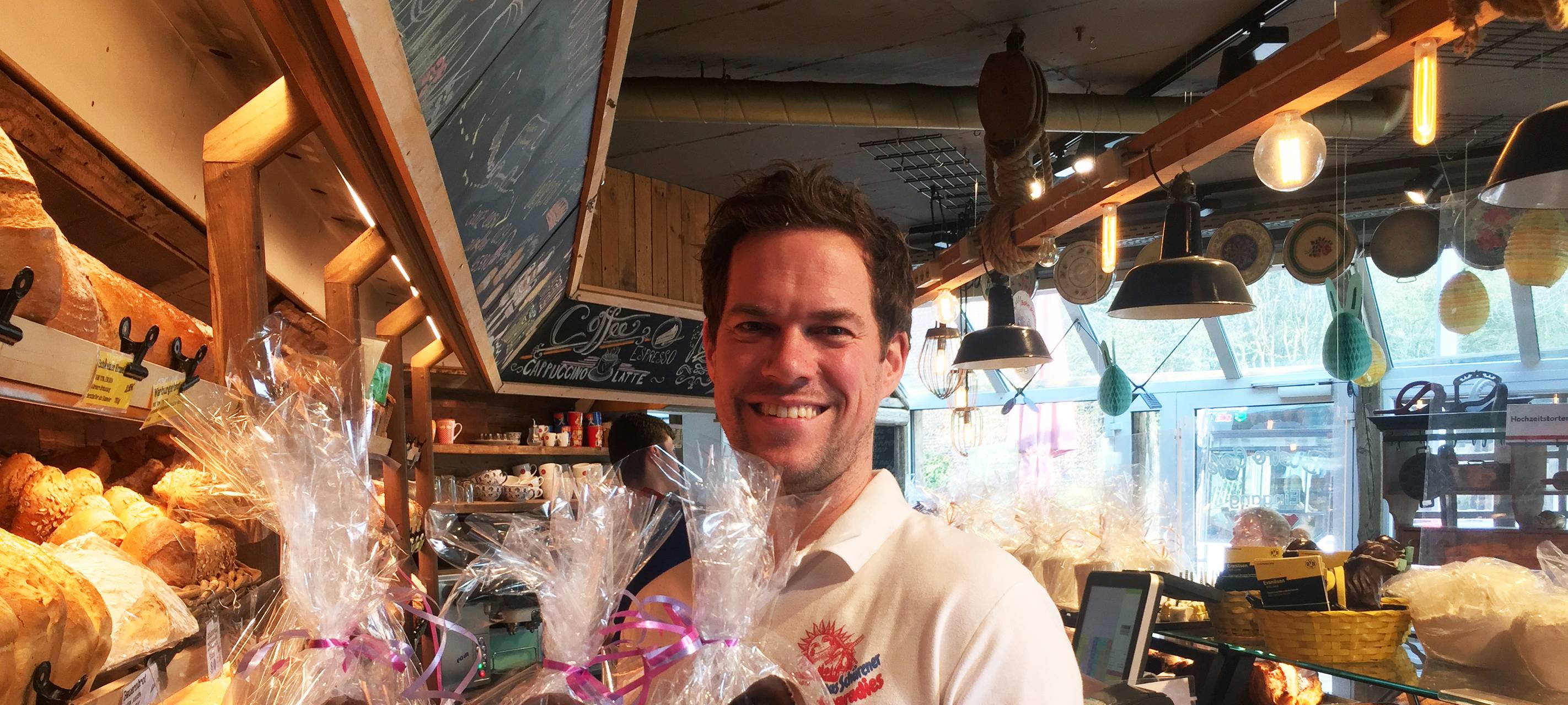 Tim Kortüm mit den Osterlämmern mit Mundschutz.