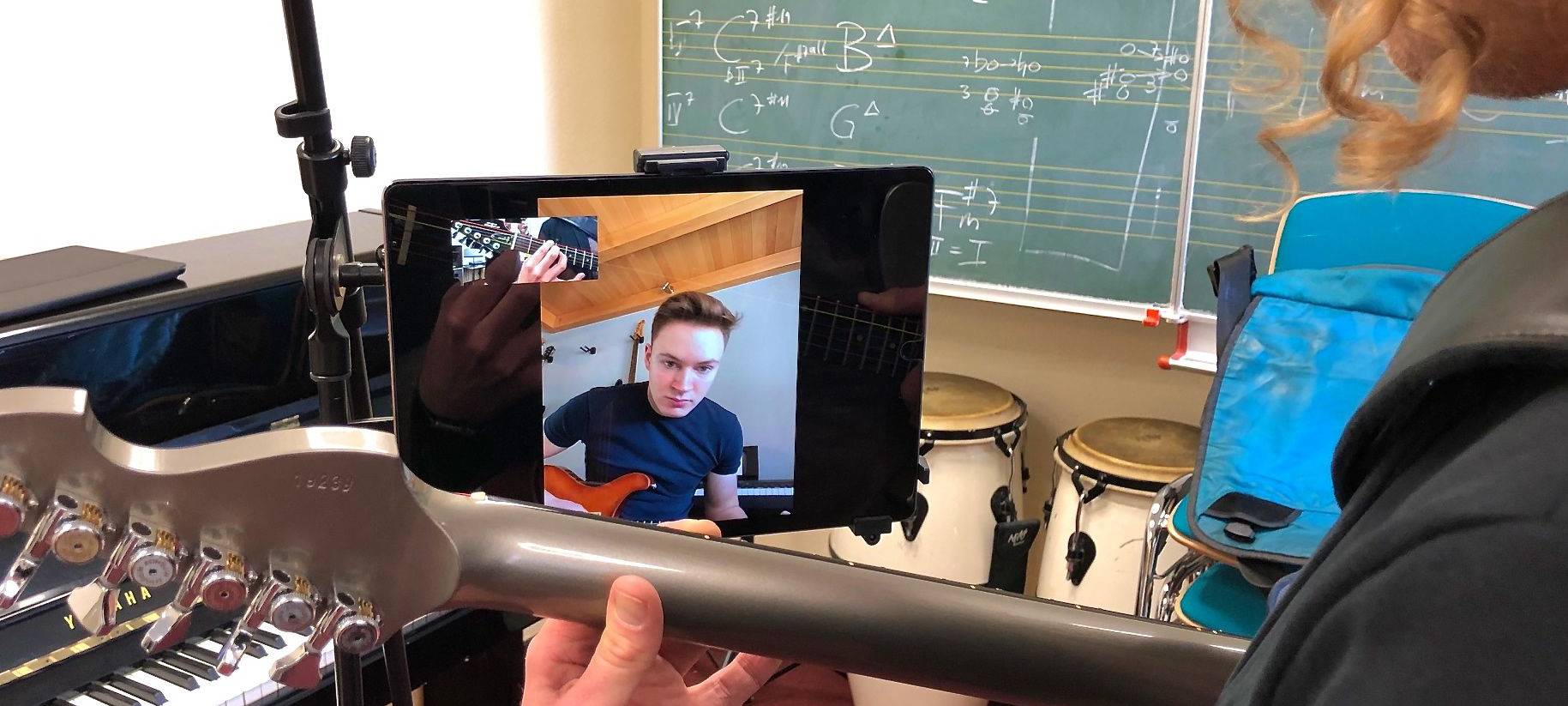 Tabletunterricht (digitaler Unterricht) in der städtischen Musikschule in Dortmund an der Steinstraße