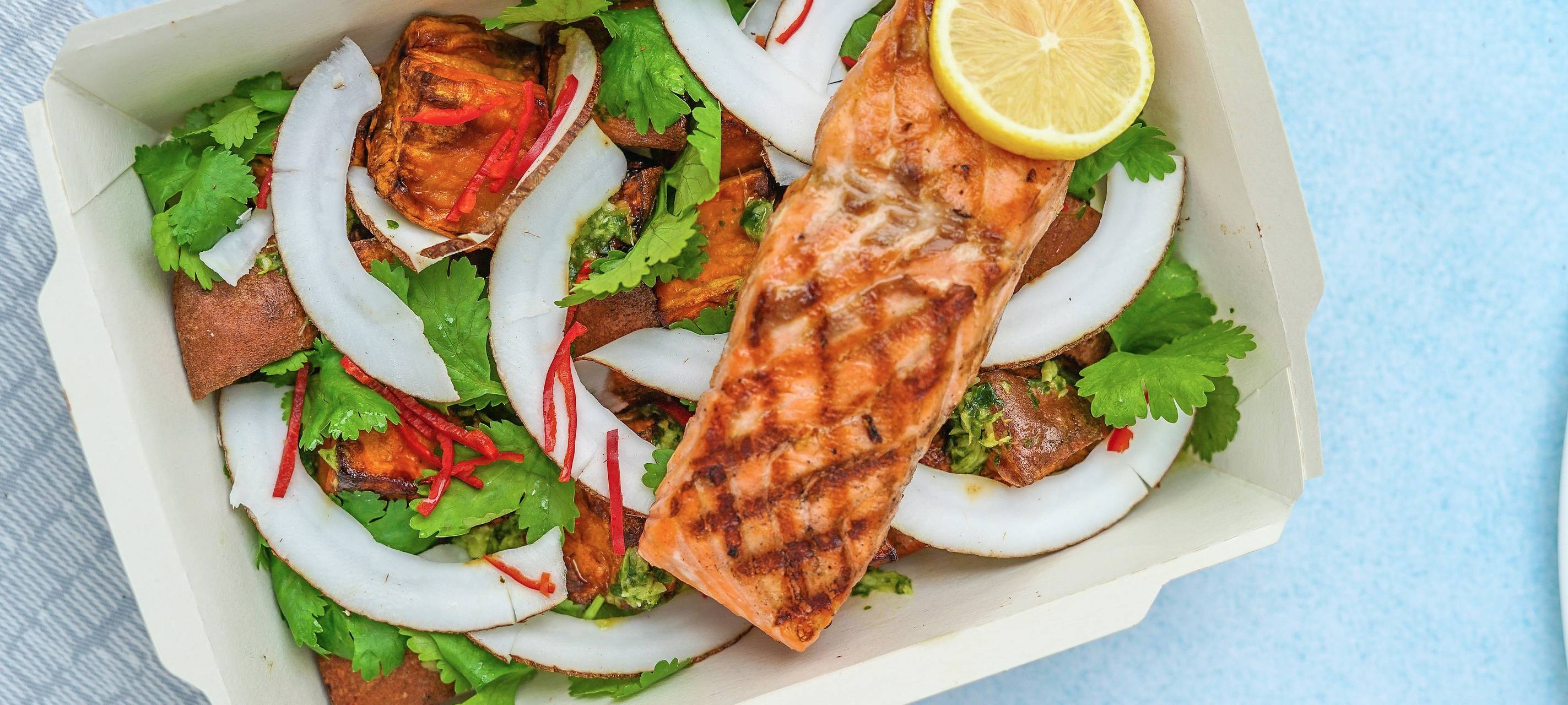 Essen vom Lieferdienst – Gemüsesalat mit gegrilltem Lachs in einer Box