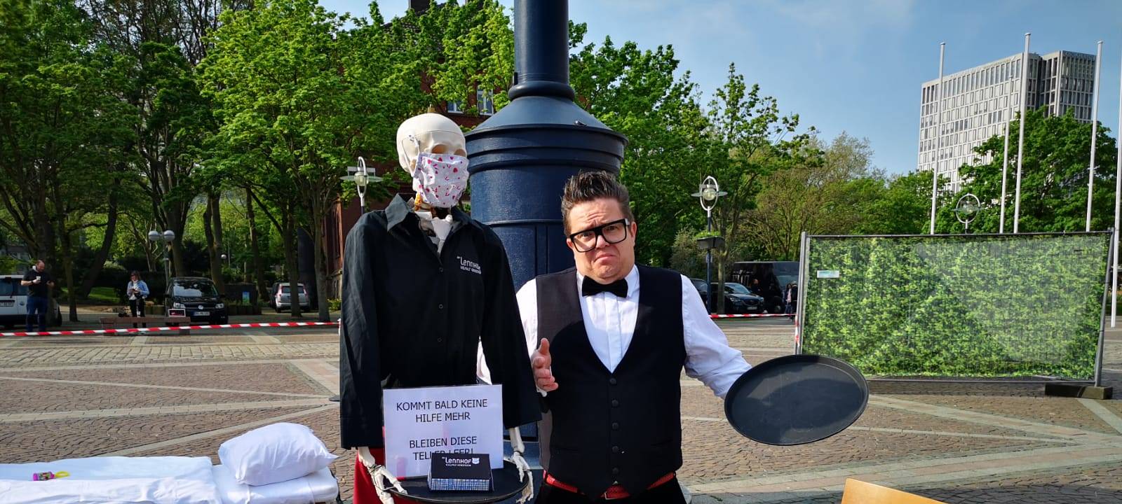 Der Tisch ist eingedeckt: Aktion "Still Sterben" auf dem Dortmunder Friedensplatz.