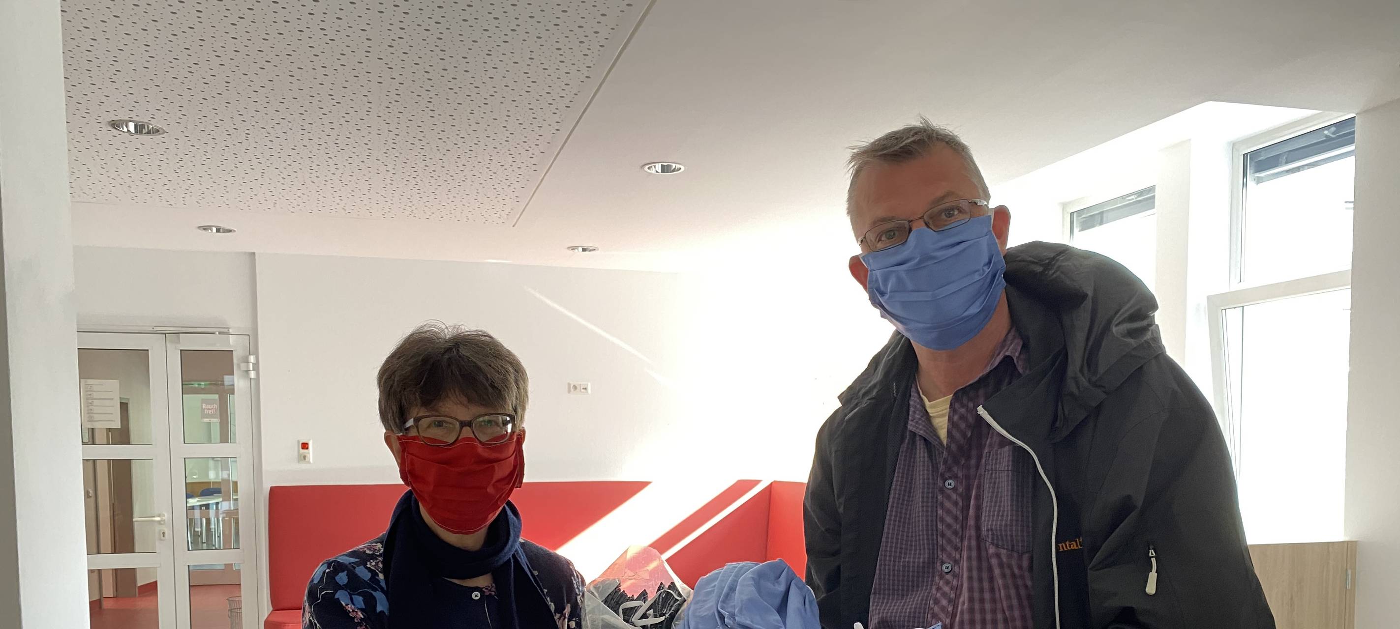 Flüchtlingsfamilien nähen Schutzmasken