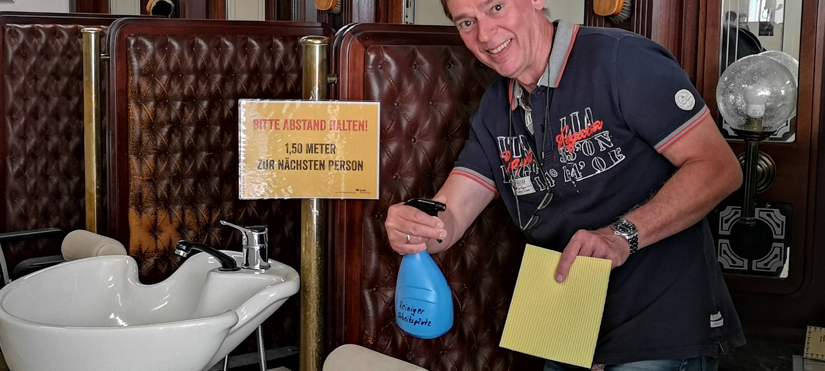 Friseur Frank Kulig bereitet sich nach der Corona-Wiedereröffnung auf die Hygieneschutzmaßnahmen vor