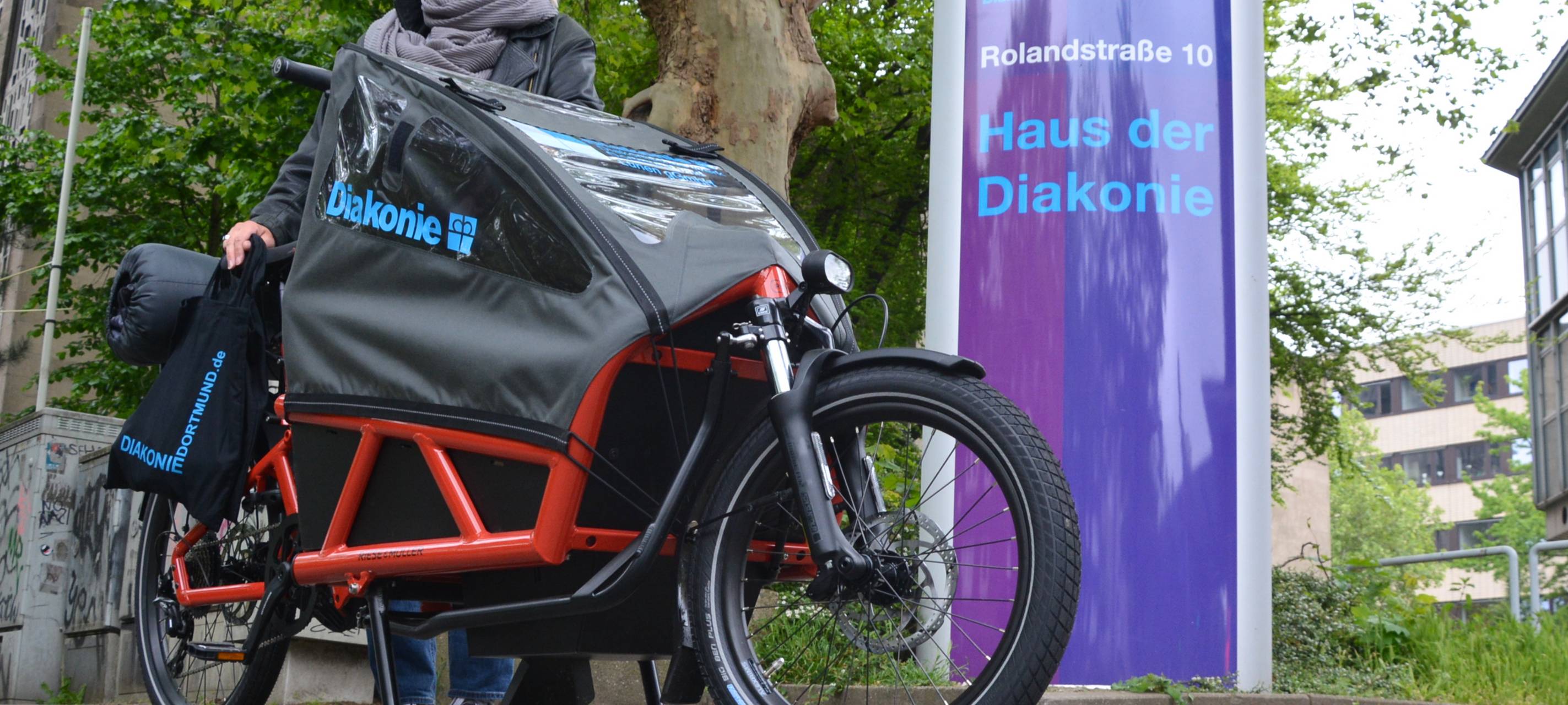 Diakonie-Mitarbeiterin Ulrike Thierfeld, die seit dieser Woche obdachlose Menschen in der Innenstadt mit einem Lastenfahrrad aufsucht.