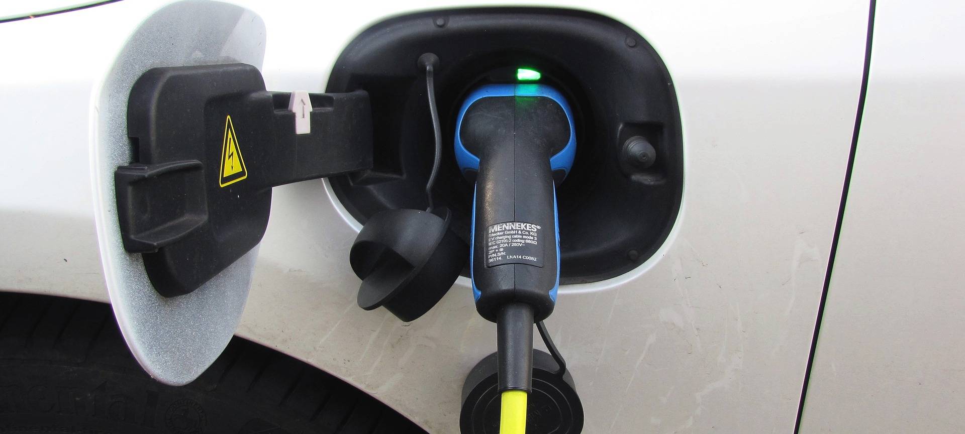 E-Auto wird aufgeladen. Symbolbild