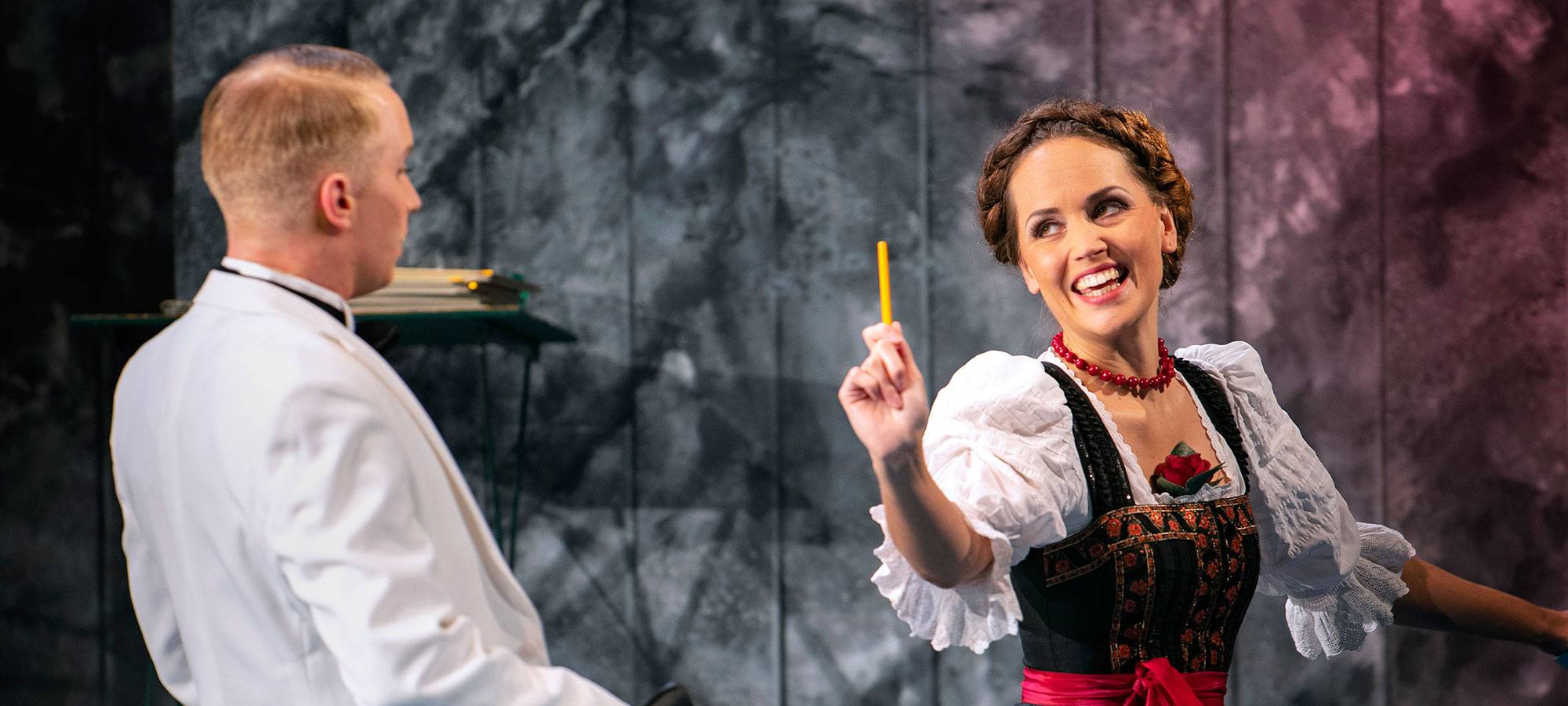 Szene aus der Oper "Im weißen Rössl" mit Matthias Störmer und Irina Simmes