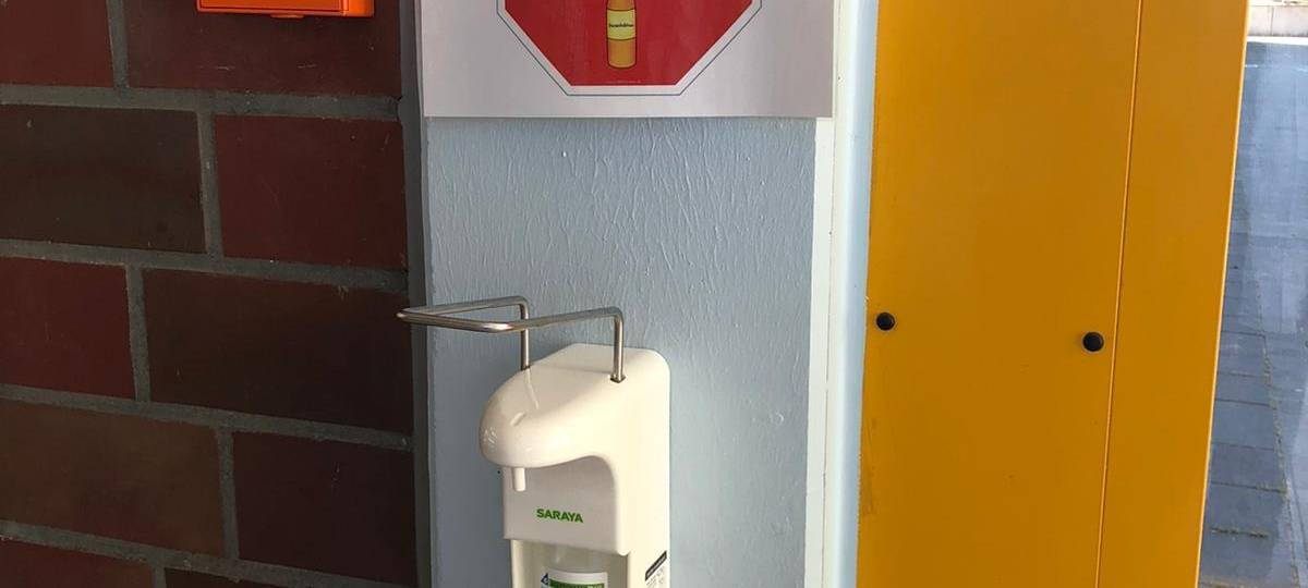 Desinfektionsspender in der Grundschule in Dortmund Huckarde
