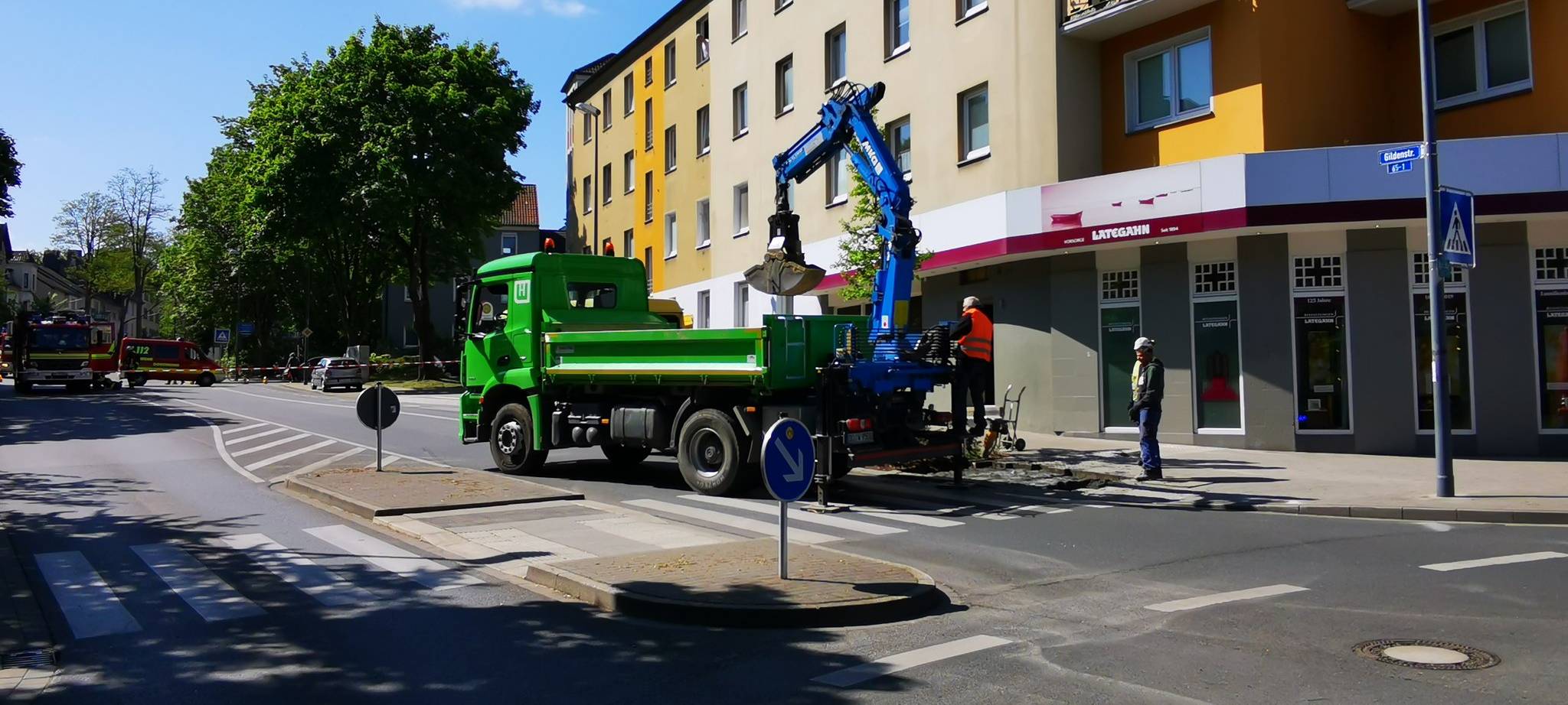 Im Erdbereich der Gildenstraße kam es zum Gasuastritt. Dortmunder Feuer hat 2 Gebäude evakuiert.