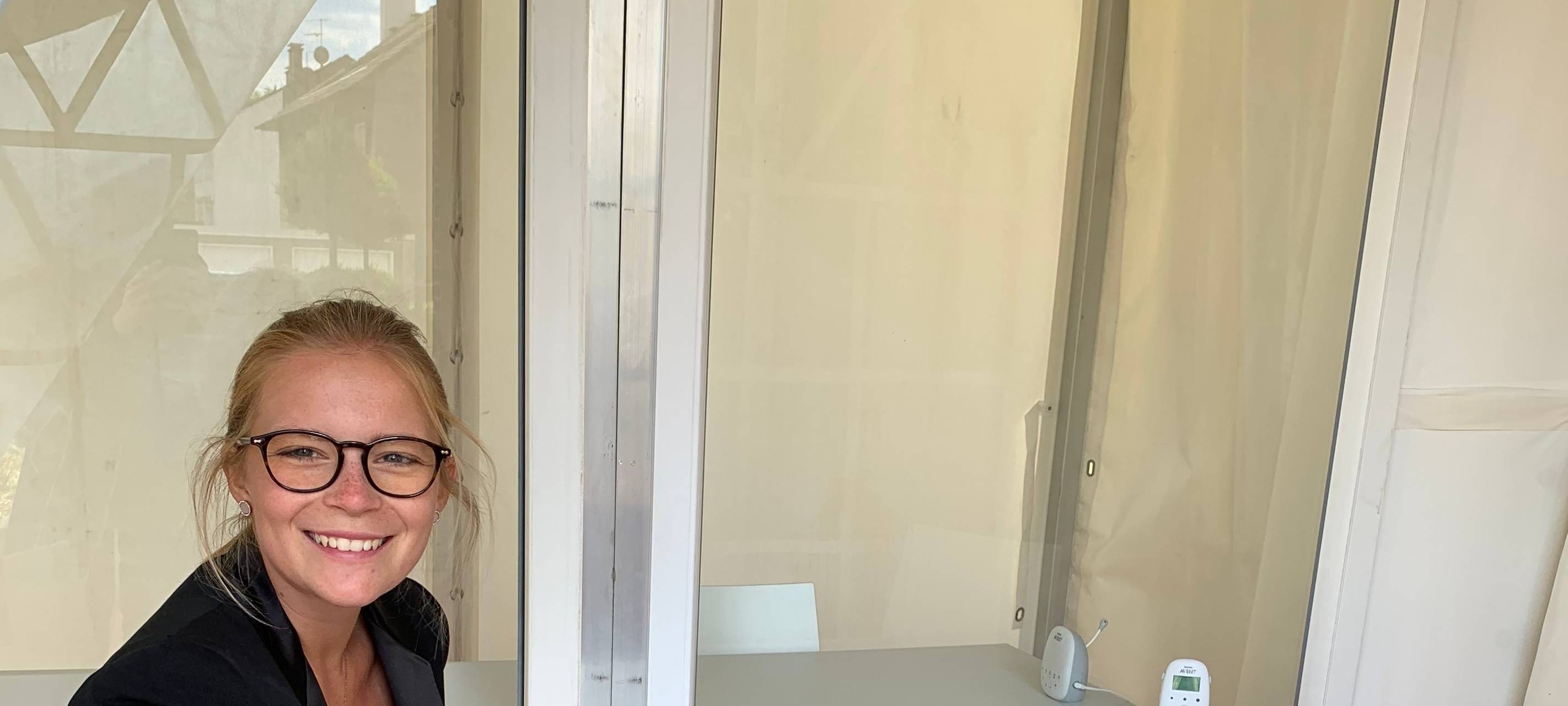 Sophie Wunsch in einem Besucherzelt der Wunsch-Pflege.