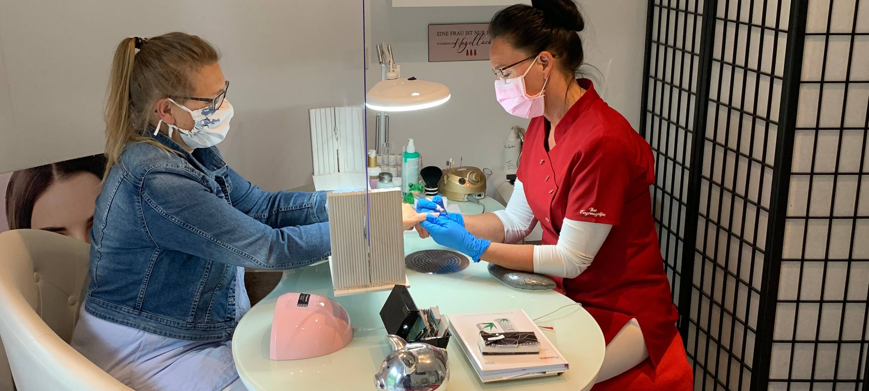 Fingernagelfee Anke Bernado mit Kundin in ihrer Praxis im Dortmunder Süden