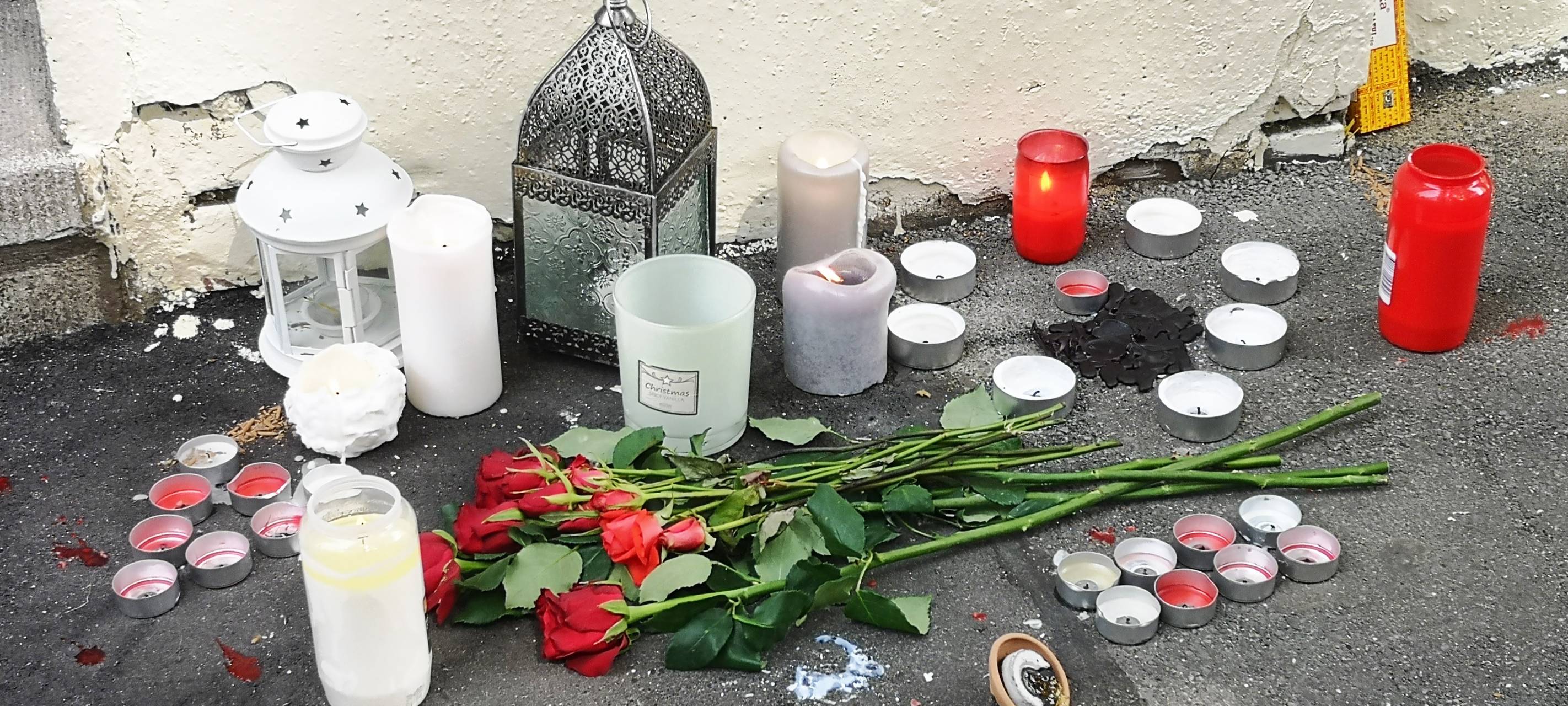 Tatort Adlerstraße: Blumen und Kerzen wurden aufgestellt.
