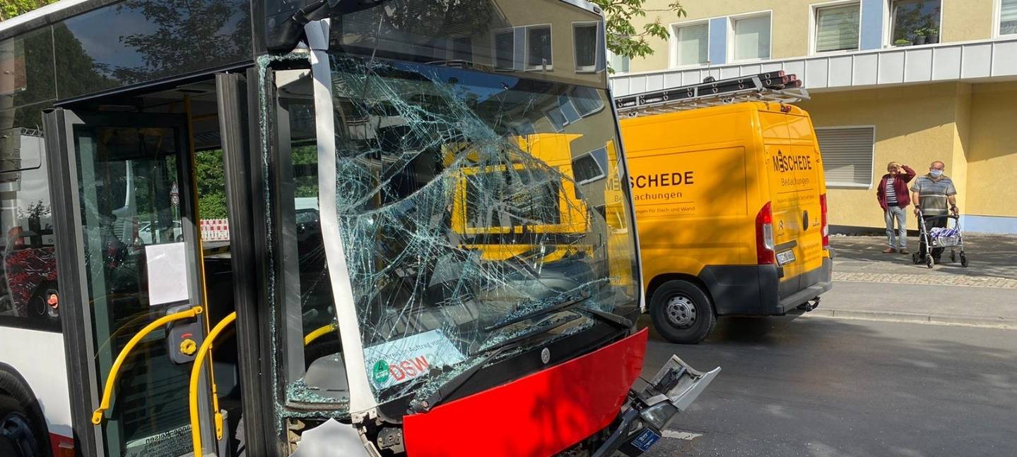 Auf der Schüruferstraße ist es am Morgen gegen 08:45 Uhr zu einem Unfall zwischen zwei Gelenkbussen der DSW21 gekommen.