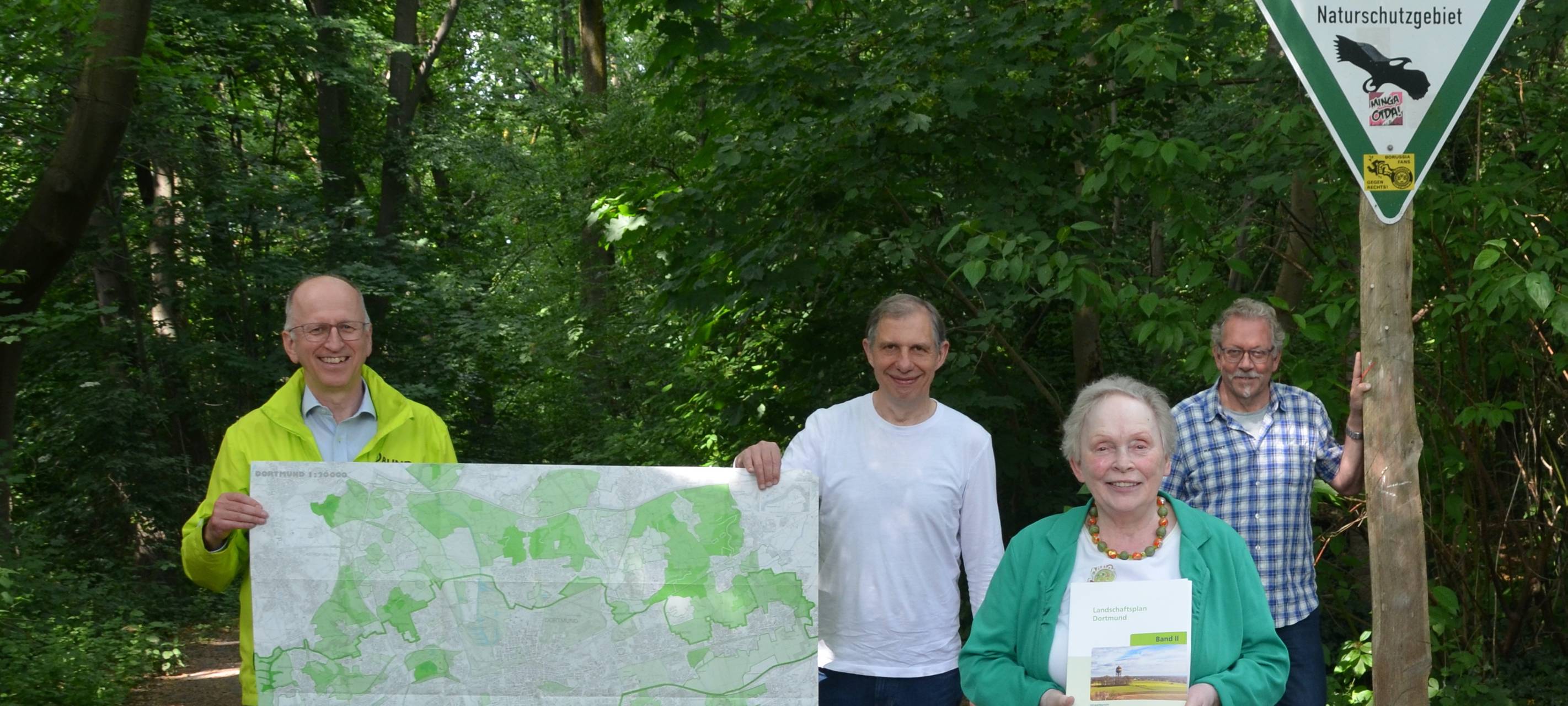 Ortstermin im Naturschutzgebiet Bolmke (v.l.n.r.): Thomas Quittek (BUND), Hans-Dieter Otterbein (AGARD), Erika Scheffer (Tierschutzverein) und Erich Kretzschmar (NABU).