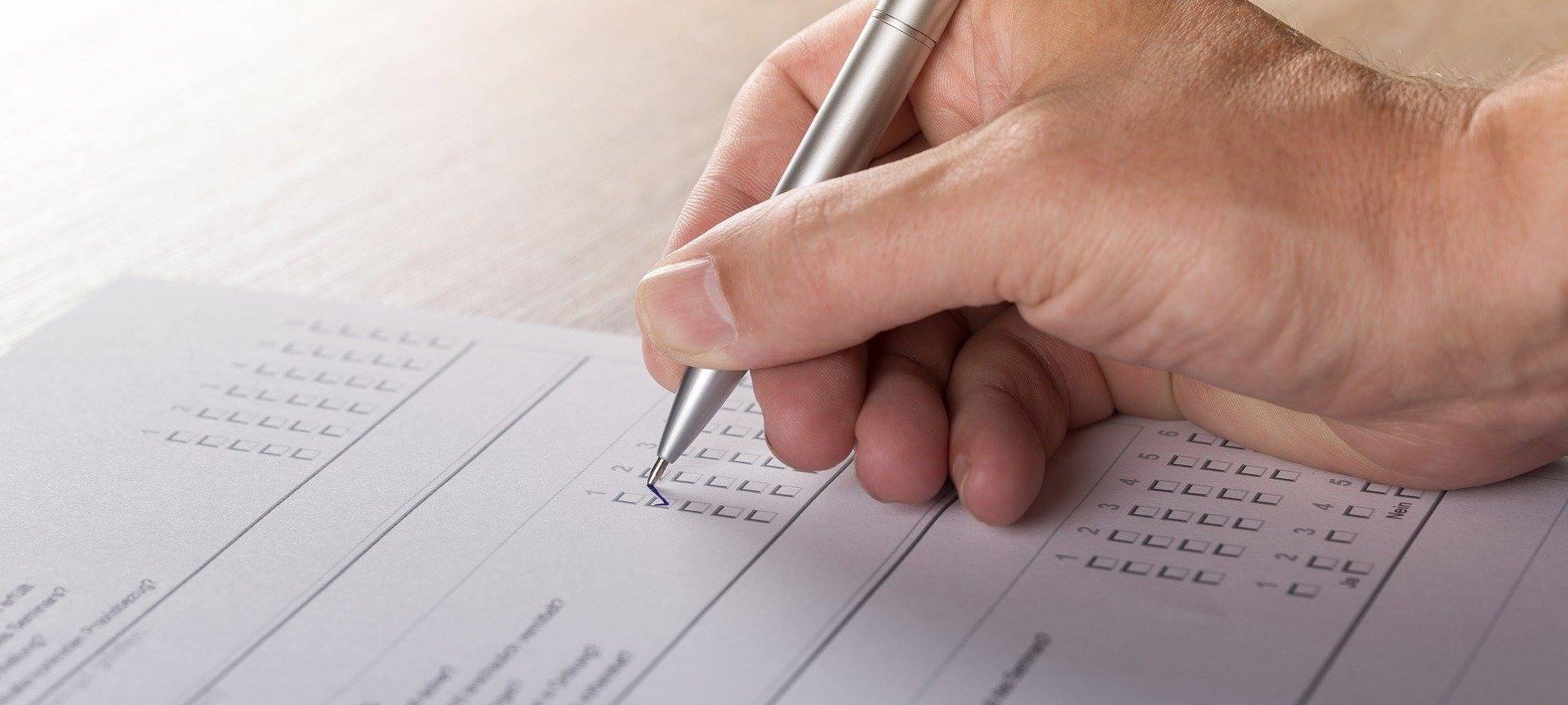 Symbolbild: Mensch füllt Umfrage aus