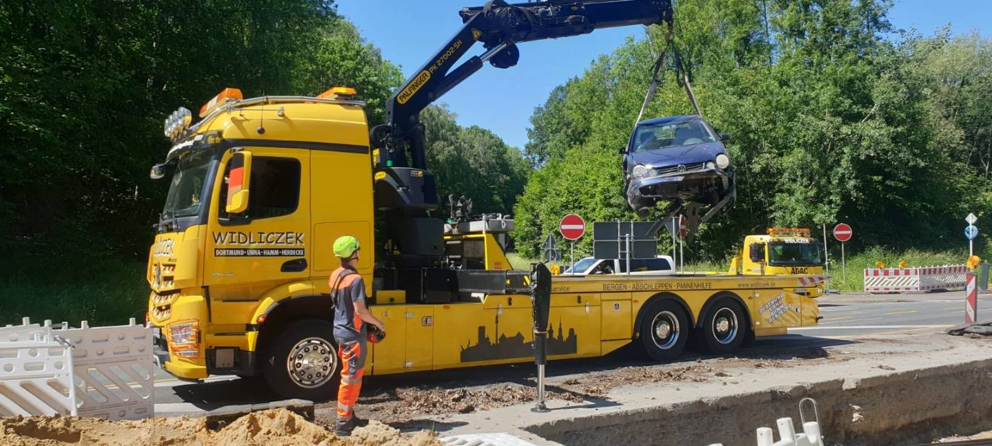 Pkw landet nach Unfall in Baugrube