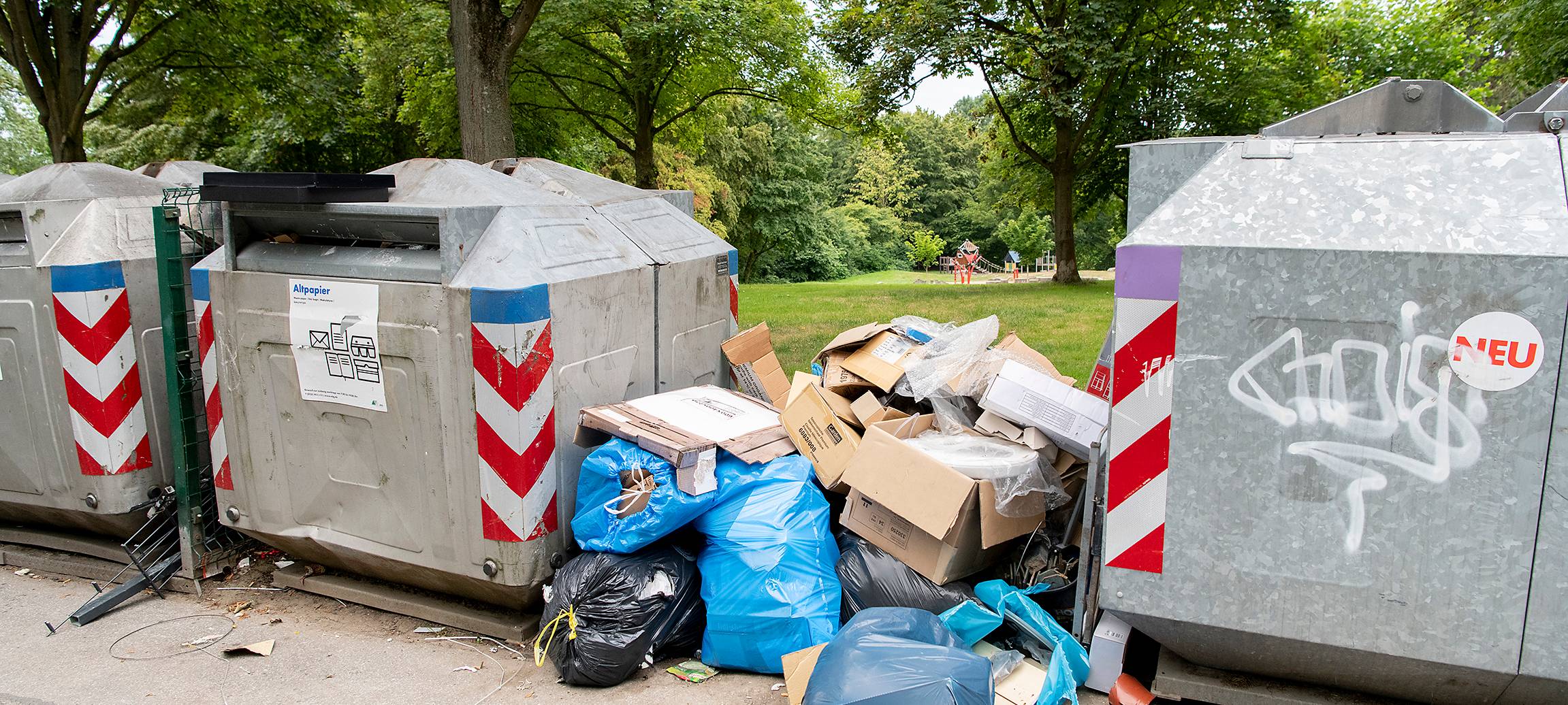 Vermüllte Container-Standorte in Dortmund.