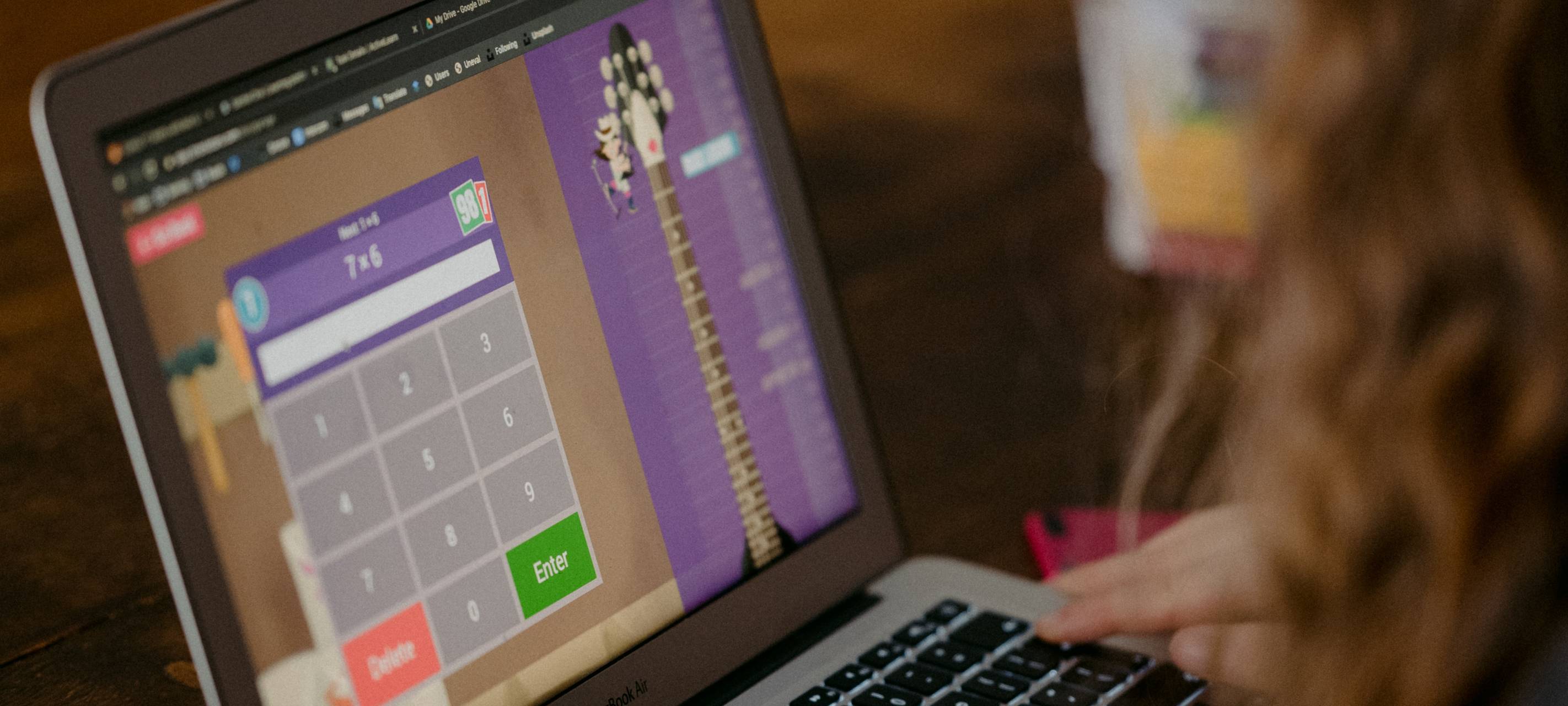 Mädchen lernt zu Hause am PC Mathe.