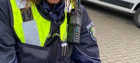 Polizeibeamte der Polizei Dortmund rette Küken in Kirchhörde.