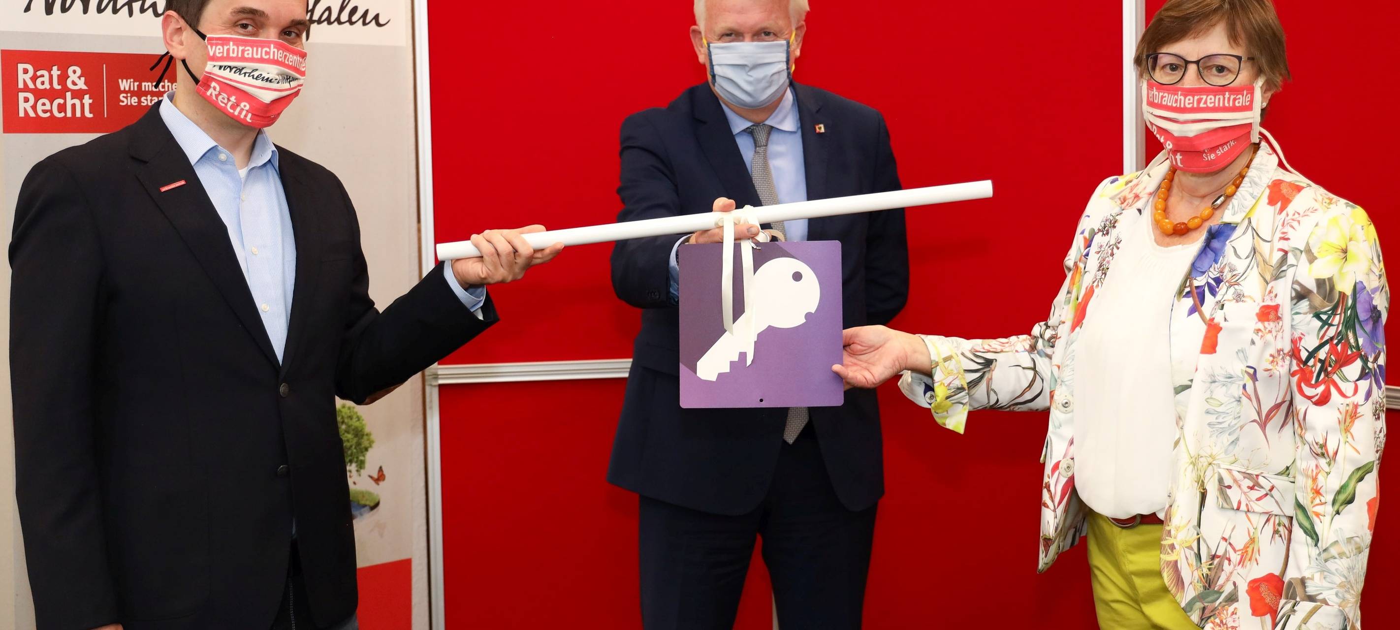 Leitungswechsel mit Abstandsregeln und Nasen-Mund-Schutz der Dortmunder Verbraucherzentrale