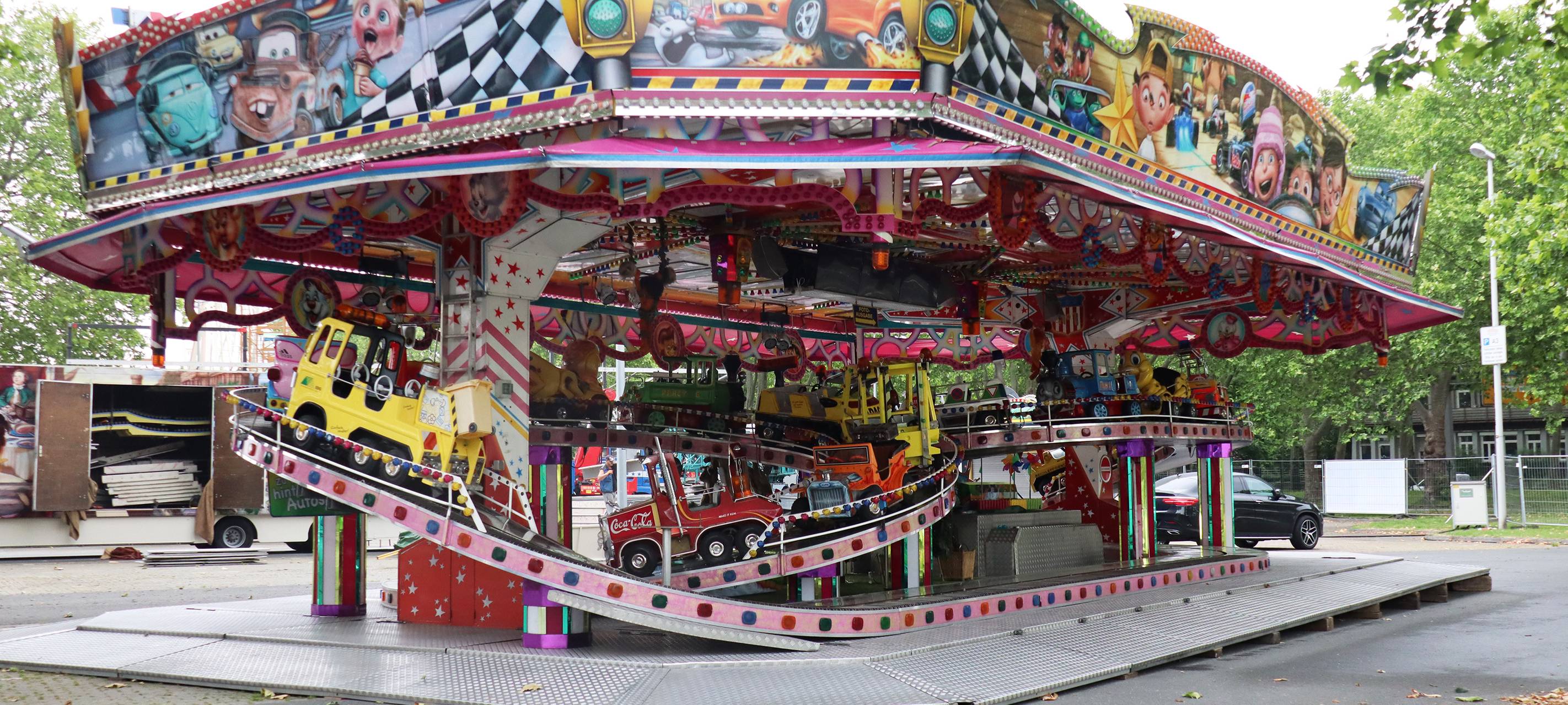 "FunDOmio" Pop-Up-Freizeitpark in Dortmund wird aufgebaut