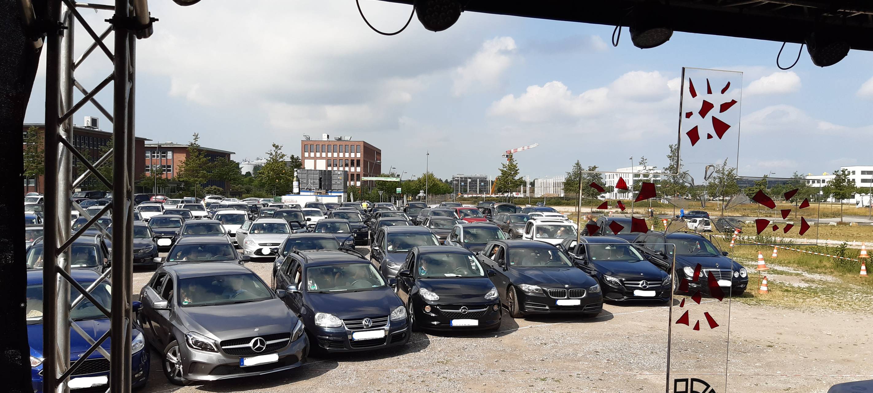 Zeugnisübergabe im Autokino