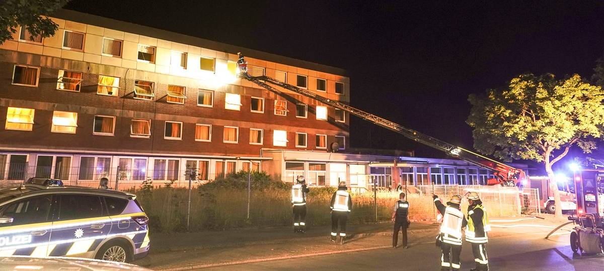 Brand in der Flüchtlingsunterkunft auf der Straße Iggelhorst in Dortmund-Dorstfeld