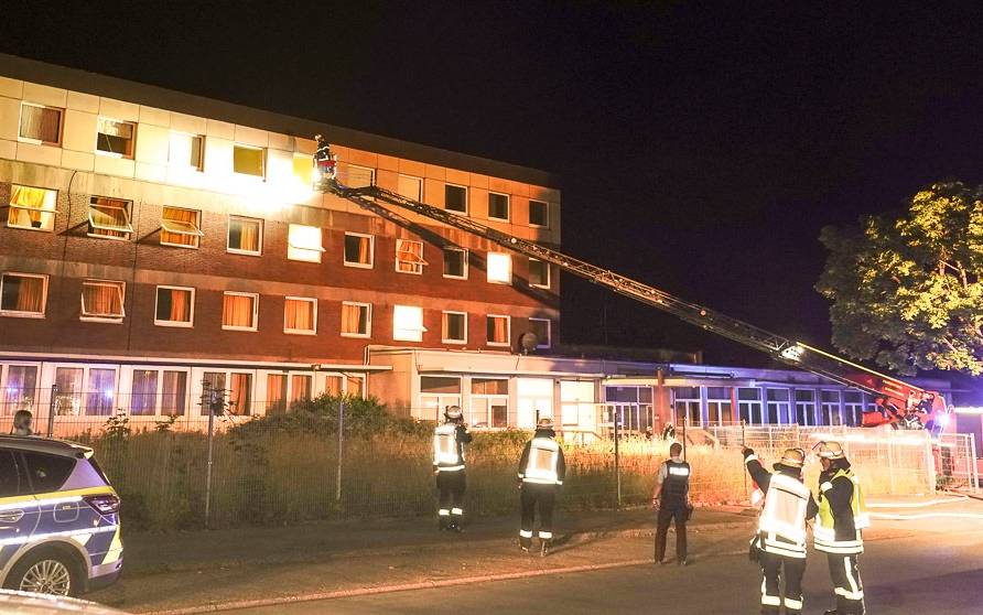 Brand in der Flüchtlingsunterkunft auf der Straße Iggelhorst in Dortmund-Dorstfeld 