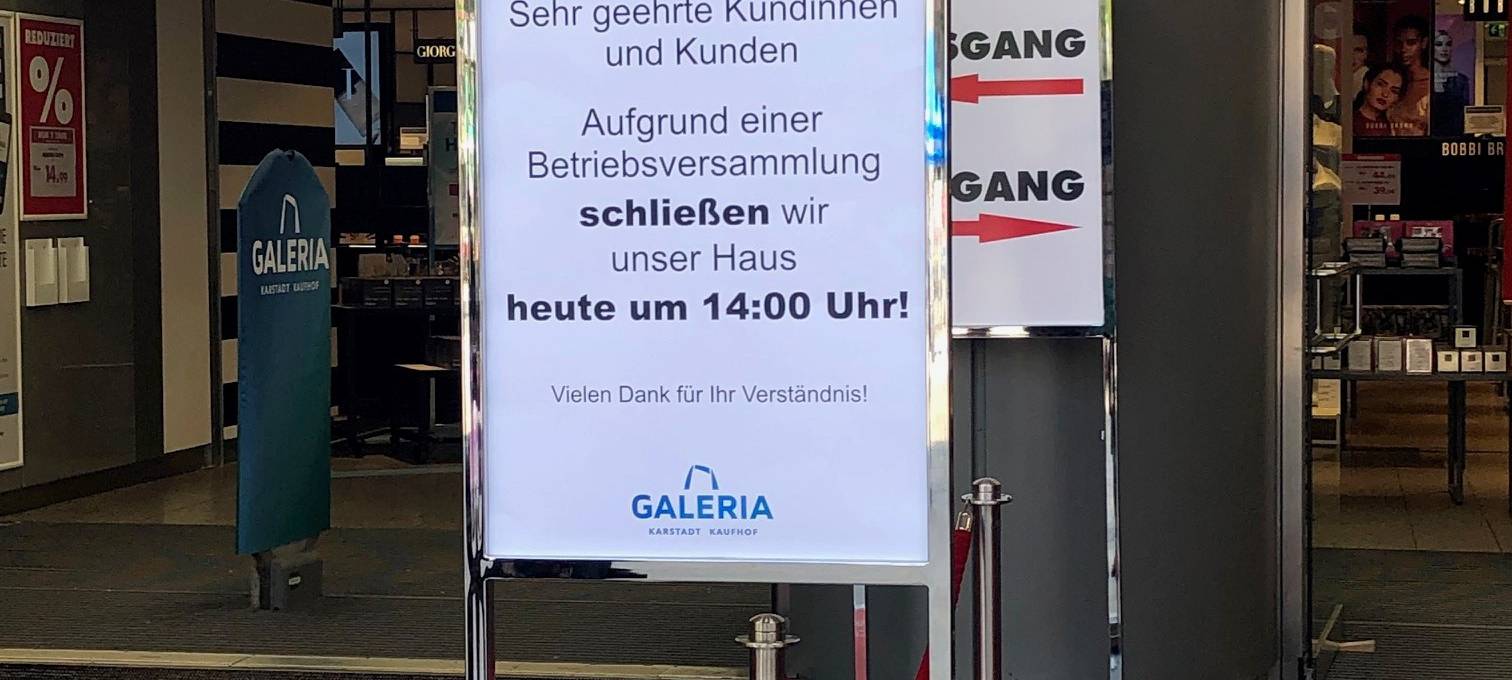 Info-Schild im Eingang von Karstadt in Dortmund.