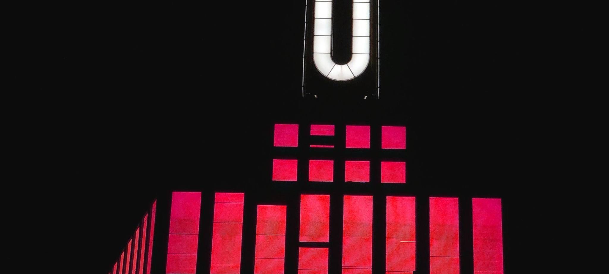 U-Turm wird im Rahmen von "Night Of Light" Aktion rot angestrahlt.