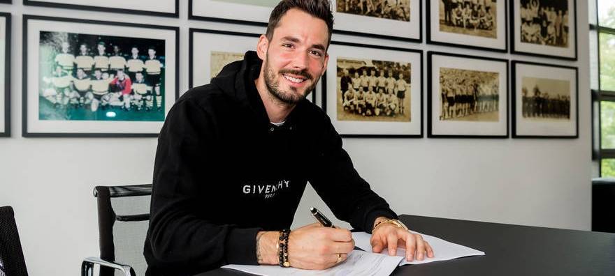 Roman Bürki unterschreibt den neuen Vertrag mit dem BVB.