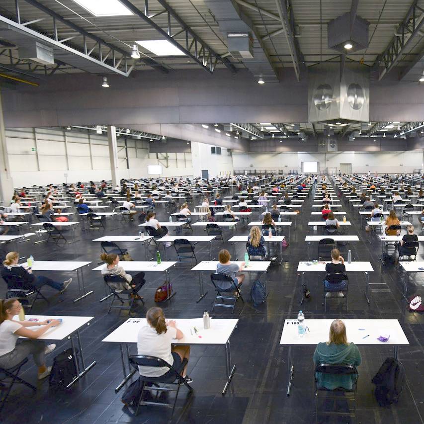 Viele Tische mit Sicherheitsabstand und daran sitzen die Prüflinge