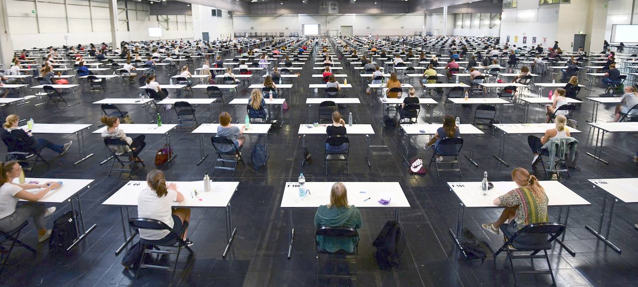 Viele Tische mit Sicherheitsabstand und daran sitzen die Prüflinge