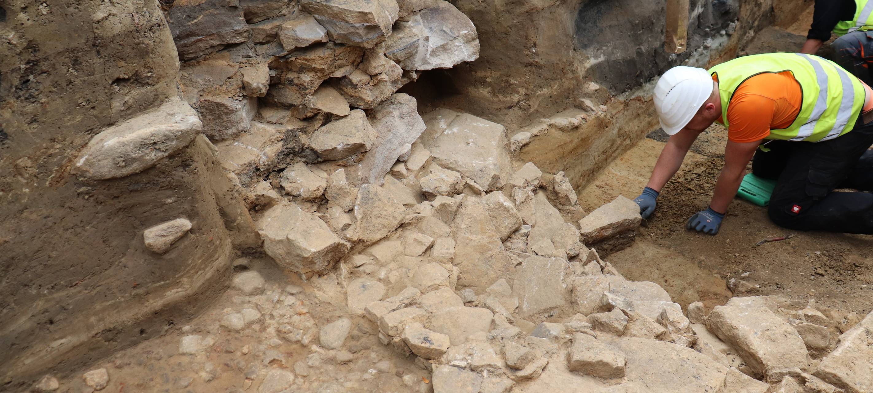 Archäologen finden bei DEW21-Leitungsarbeiten Teile des Ostentores und den gepflasterten, mittelalterlichen Hellweg