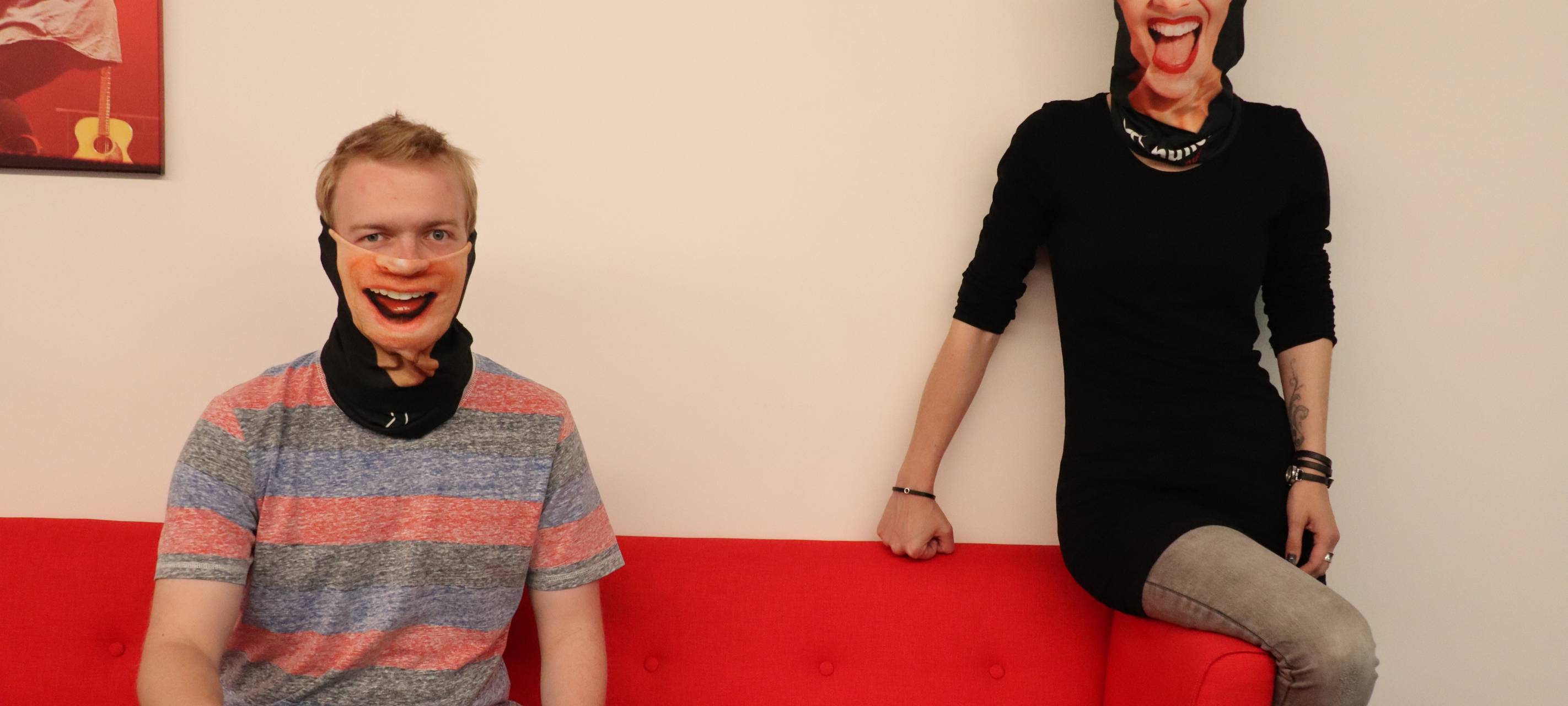 Christopher Deppe und Selina Stolze präsentieren die Läufer-Buff, die jeder Teilnehmer des SOLO Run bekommt.