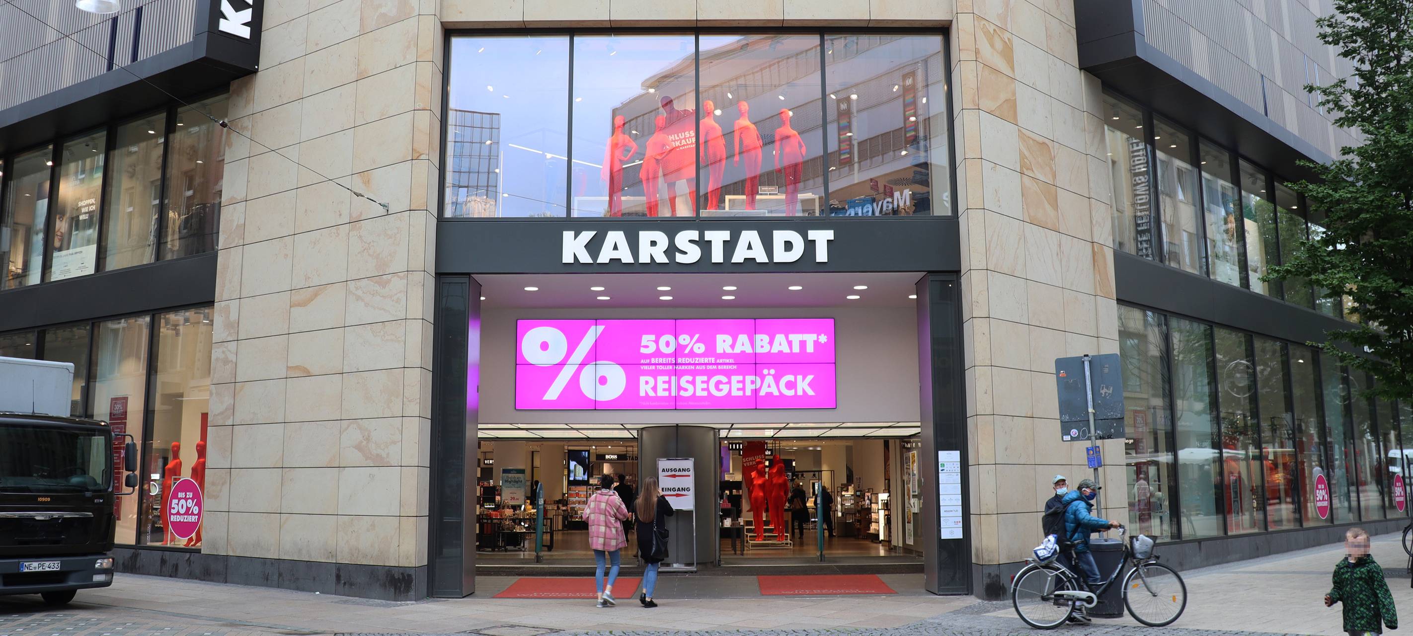 Haupteingang Karstadt in Dortmund.