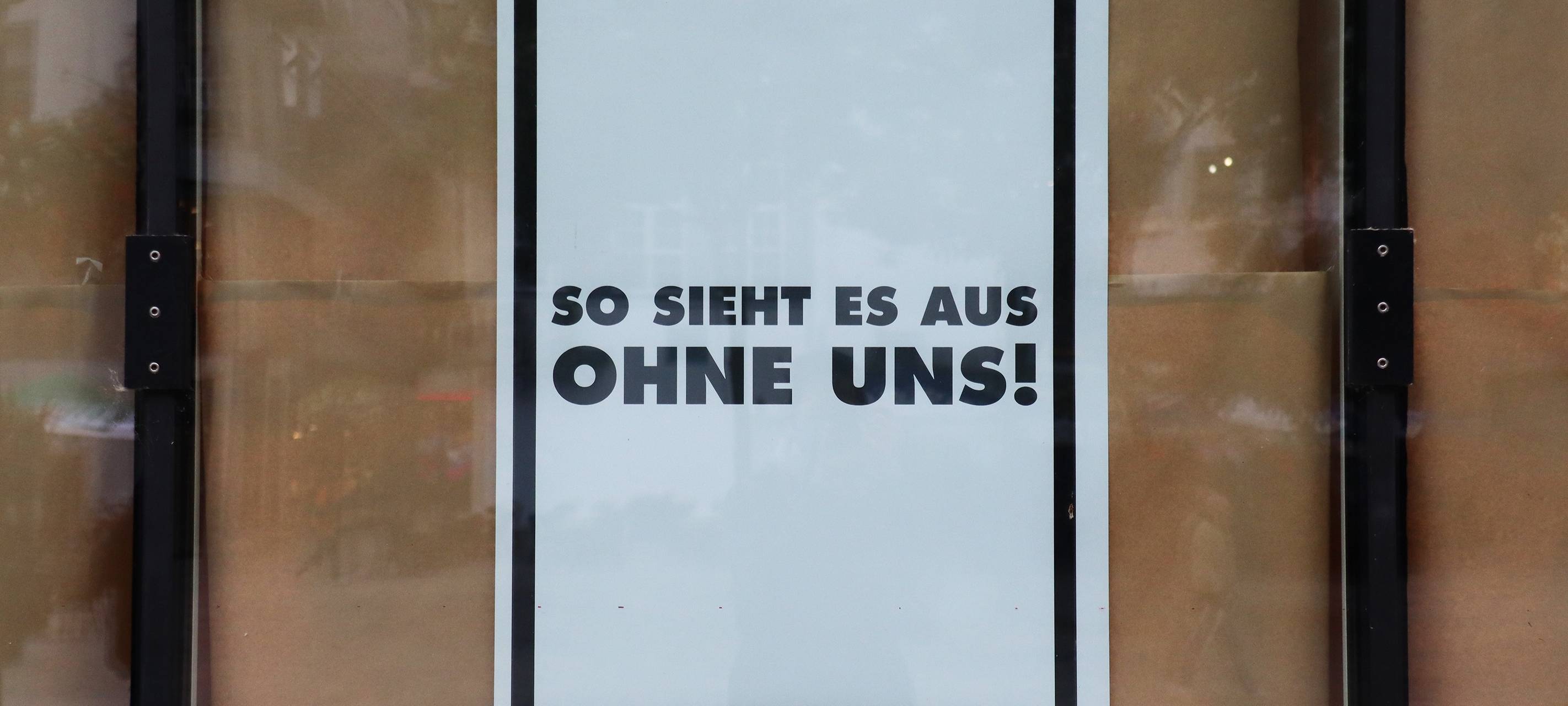 Schaufenster von Karstadt Sports in Dortmund wurden für eine Protestaktion abgeklebt.