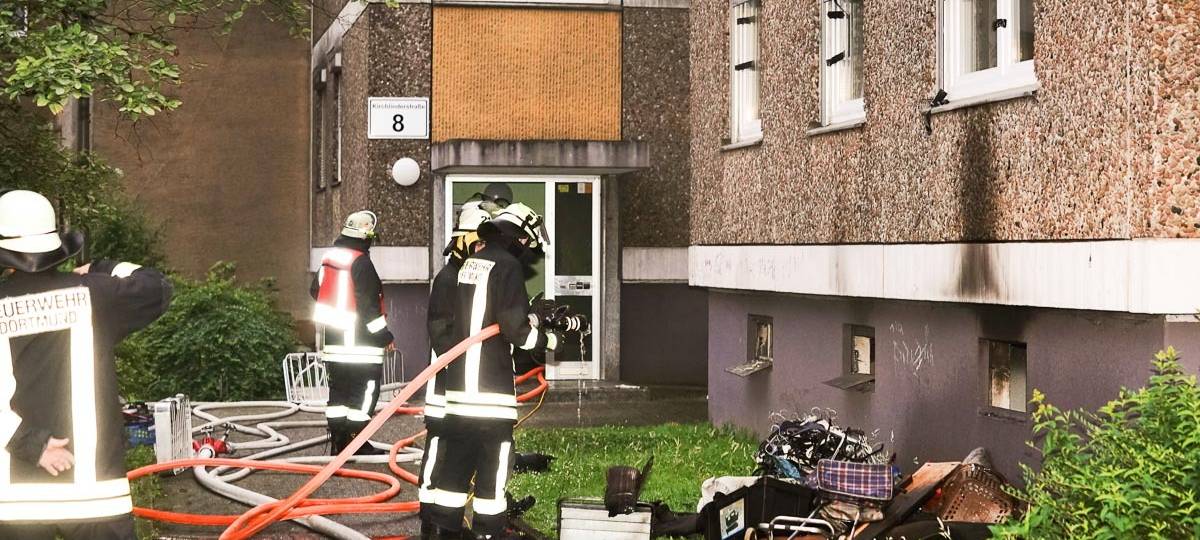 Feuerwehr Dortmund im Einsatz bei einem Kellerbrand in Kirchlinde.