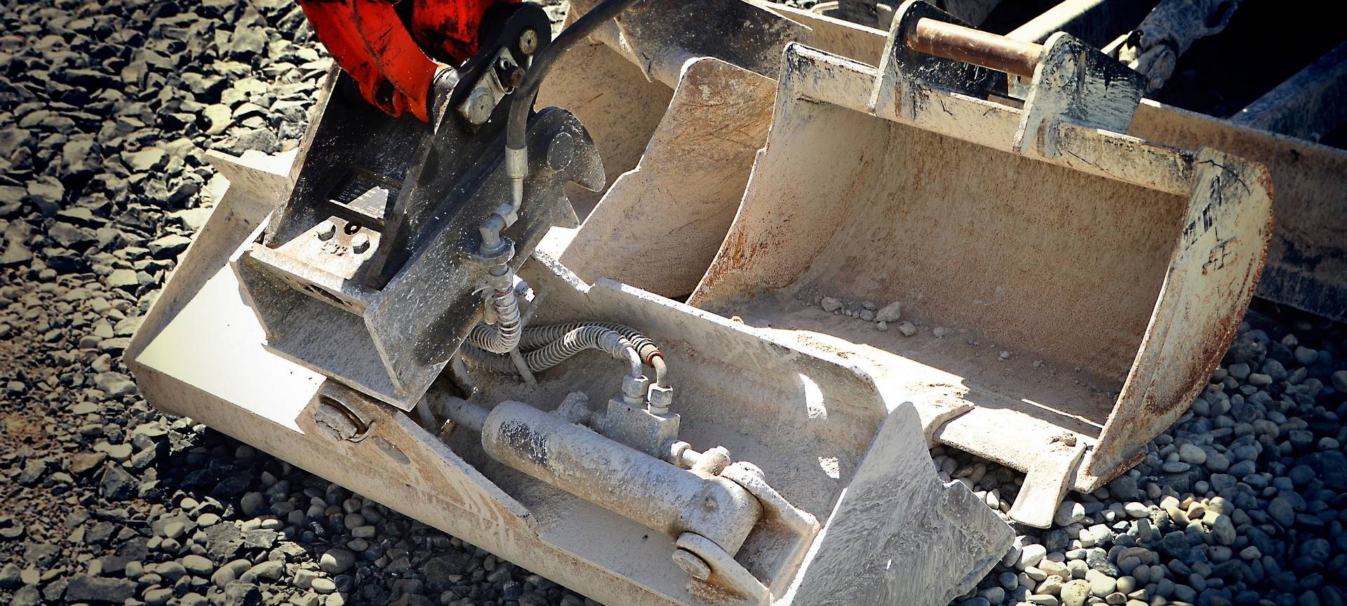 Bauarbeiten mit einem Bagger auf einer Straße