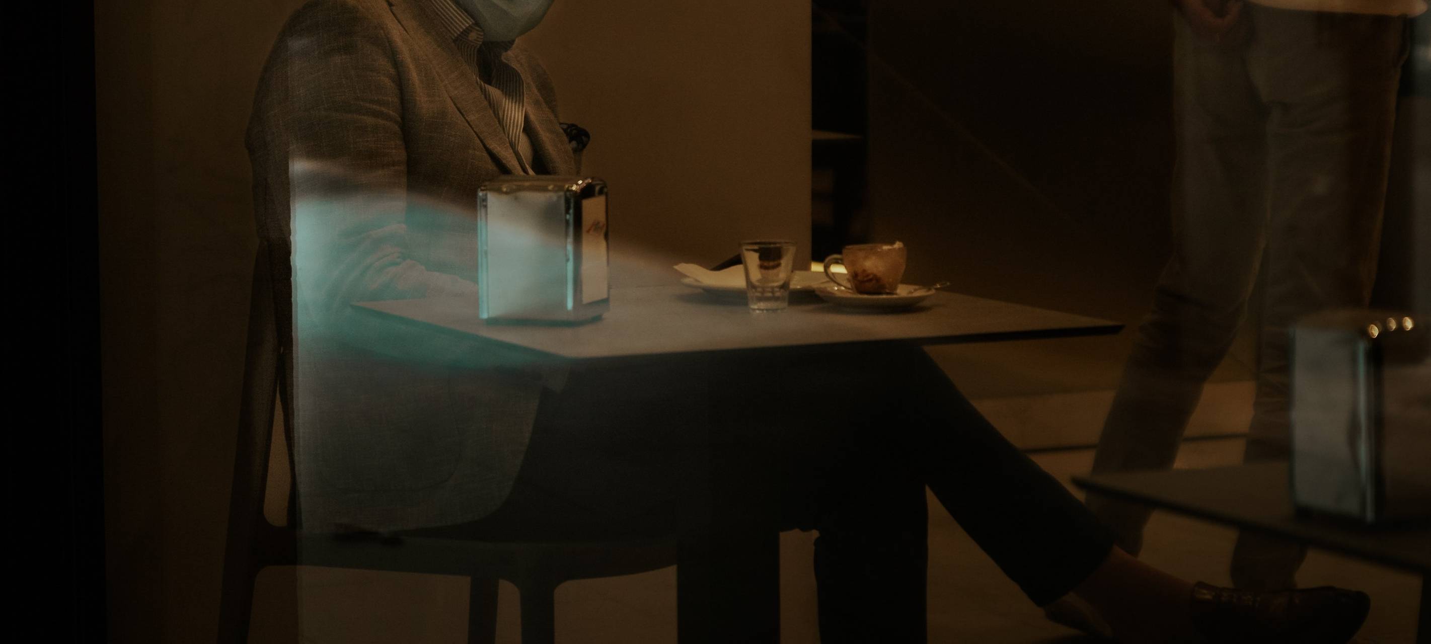 Kunde mit Maske im Café