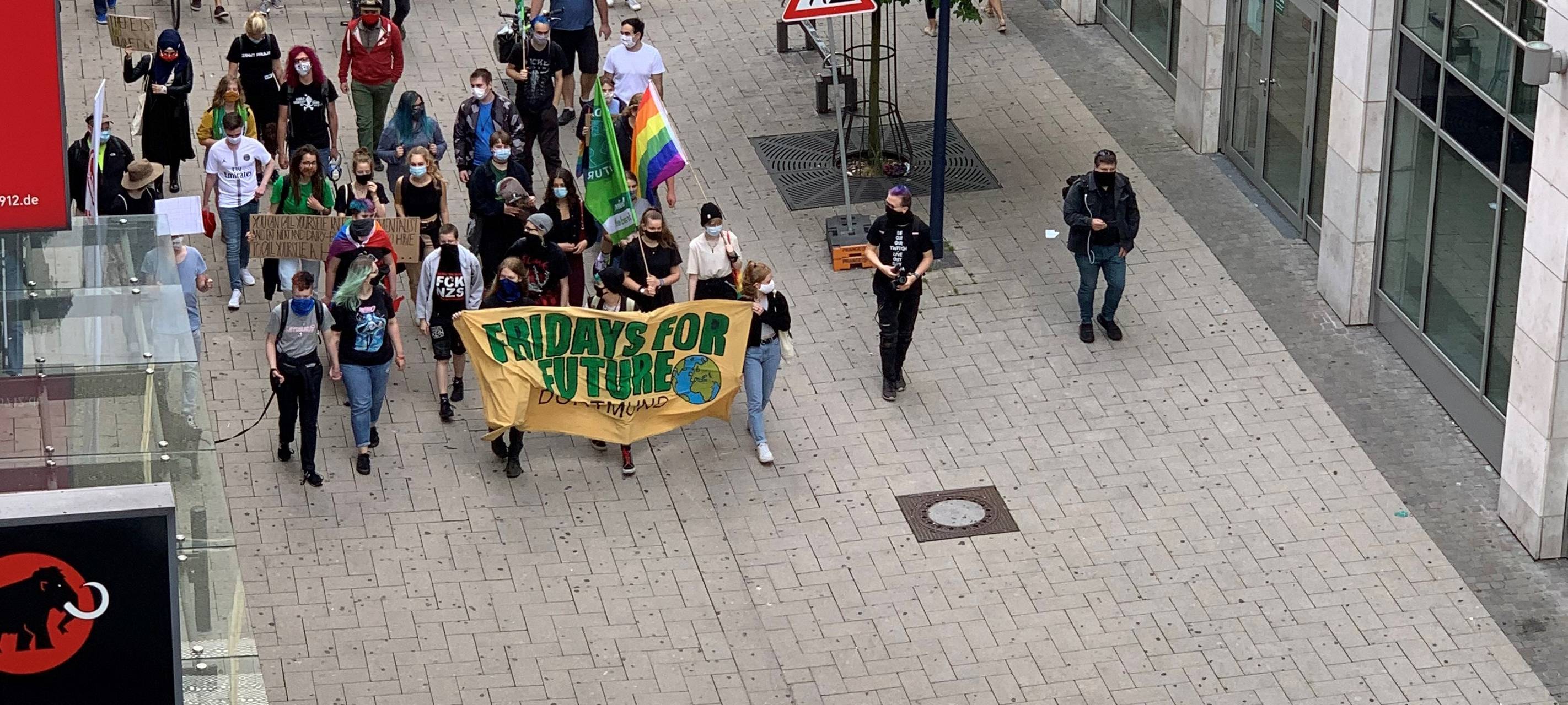 Fridays-For-Future-Demozug durch die Dortmunder Silberstraße.