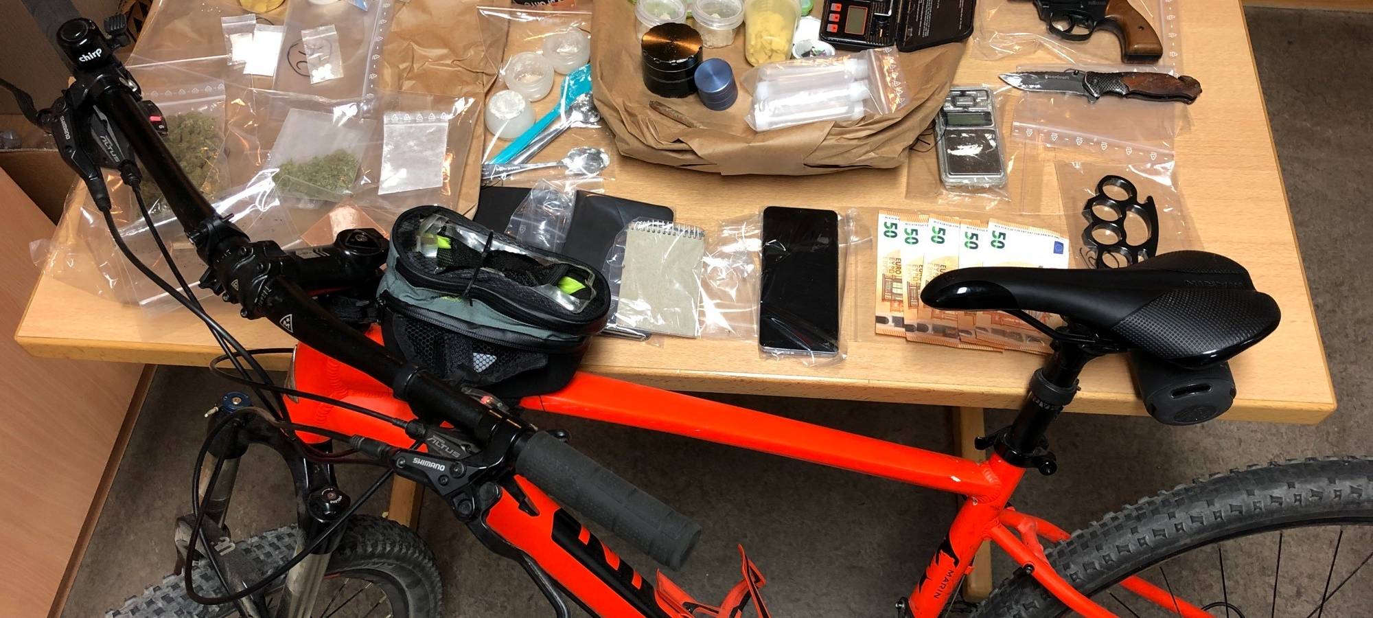 Polizei Dortmund stellt Drogen, Bargeld und Waffen sicher.