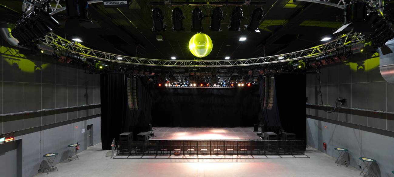 Poetry Slams, Lesungen, Konzerte - all diesen Veranstaltungen wurde Anfang März der Stecker gezogen durch die Corona-Pandemie. Jetzt laufen einige Sachen ganz langsam wieder an, aber von vollen Hallen, Menschen, die eng zusammengedrängt vor der Bühne stehen sind wir noch weit entfernt.