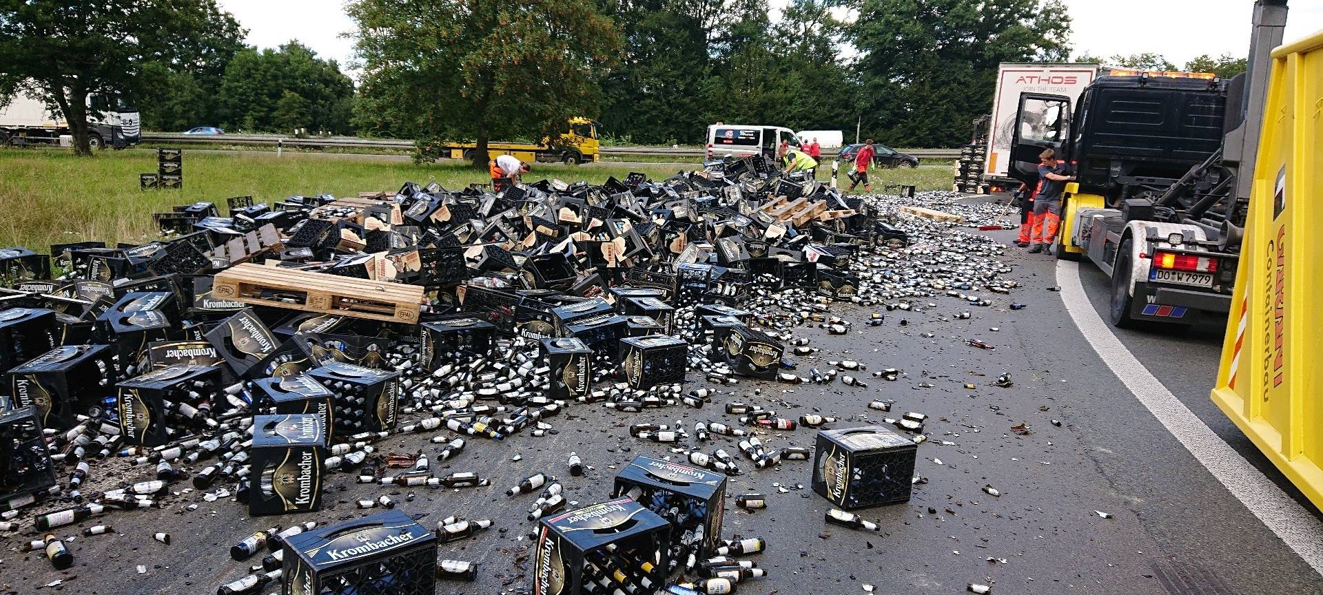 Sattelzug verliert ca. 1500 Bierkästen auf der A1 Richtung Köln.