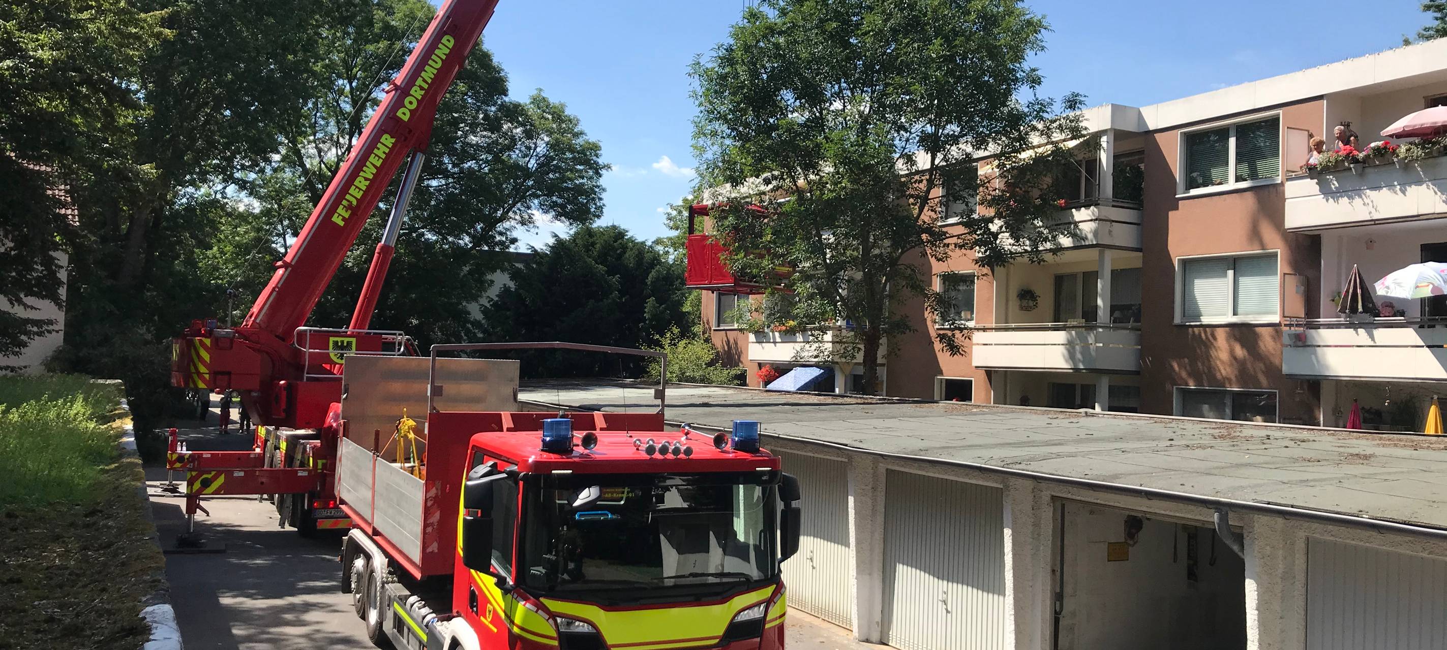 Der Kranwagen und ein Zubehörfahrzeug auf einem Garagenhof an der Einsatzstelle