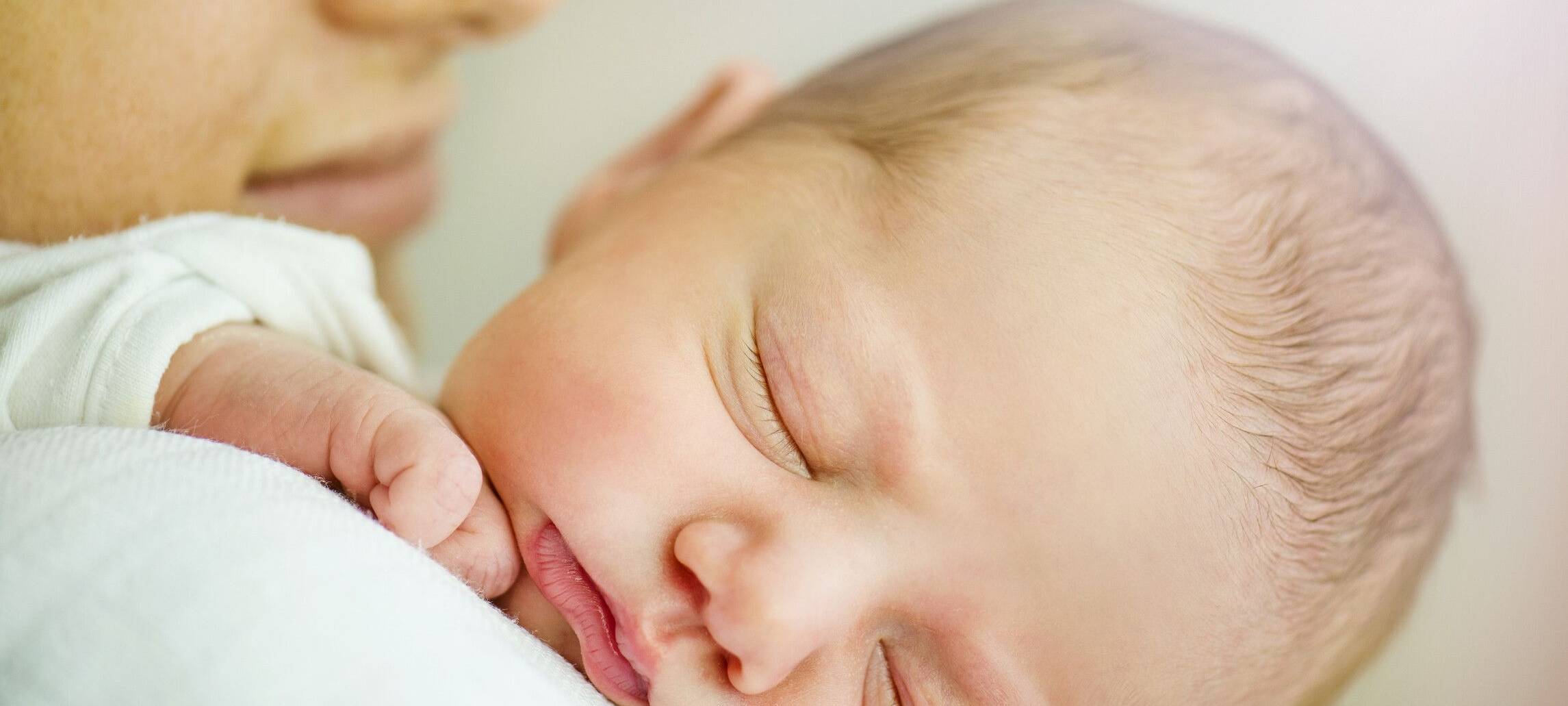 Rotaviren sind eine der häufigsten Ursachen für schwere Magen-Darm-Erkrankungen bei Kindern. Daher rät die AOK zur Impfung und besonderer Hygiene.