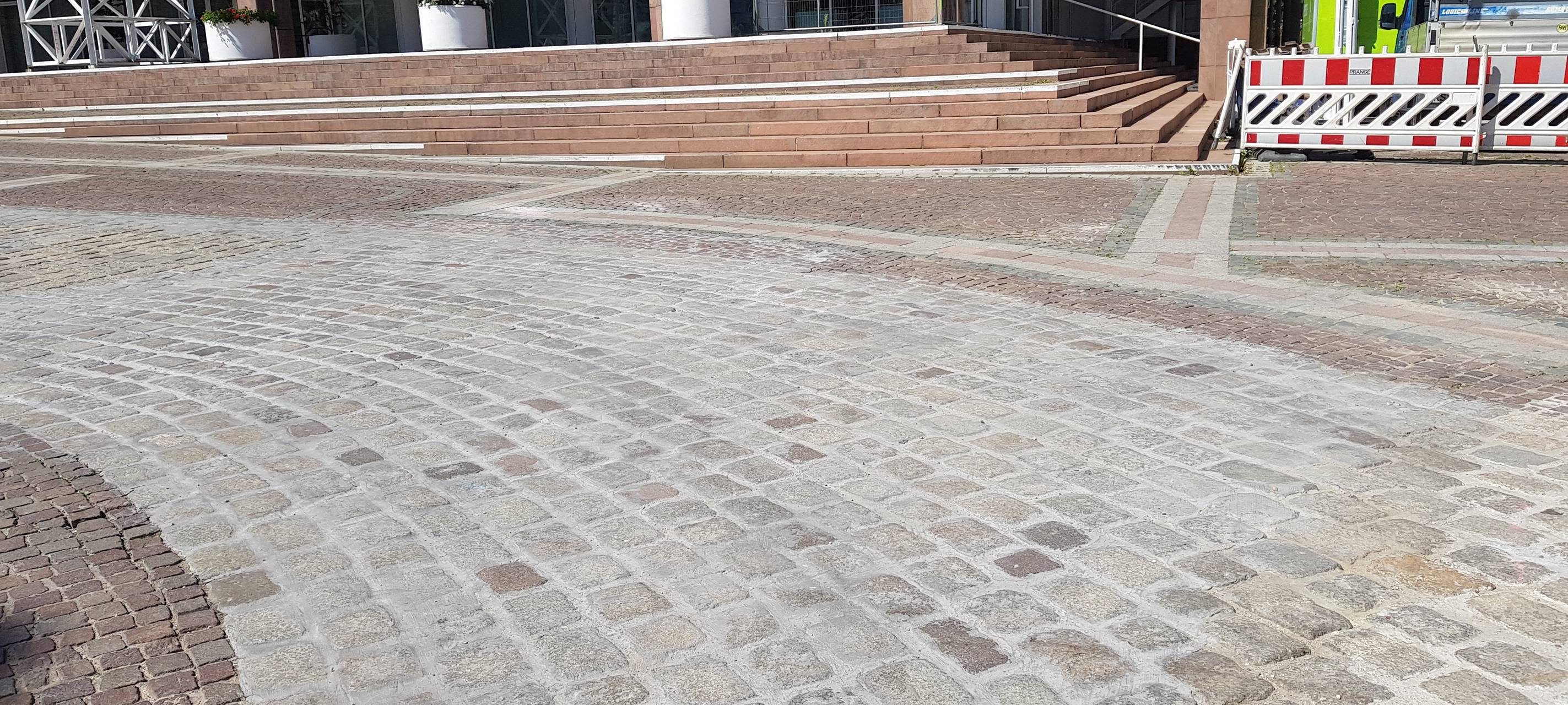 Der Dortmunder Friedensplatz muss vom Zementschleier befreit werden.