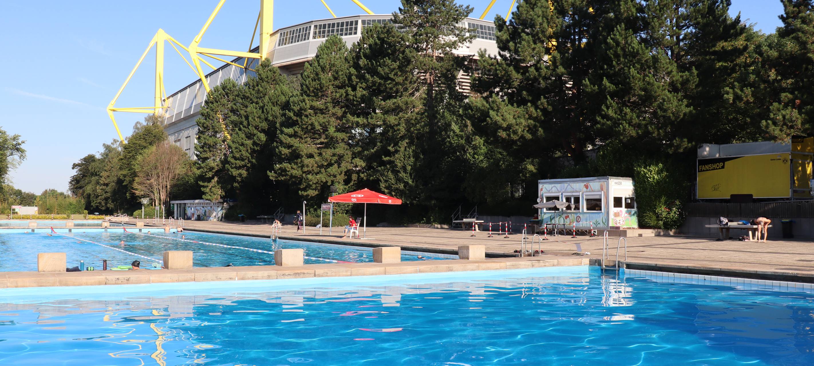 Das Volksbad Dortmund neben Signal Iduna Park.